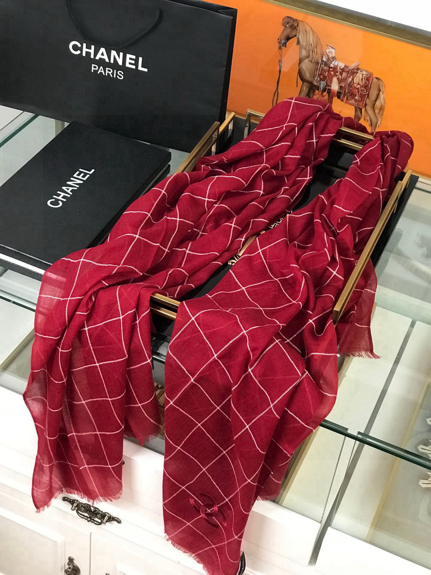   👑👑香奈儿最新款羊绒长围巾❗️给意大利专柜的特供货。羊绒工坊的buling闪闪。我该怎样描述她的工艺