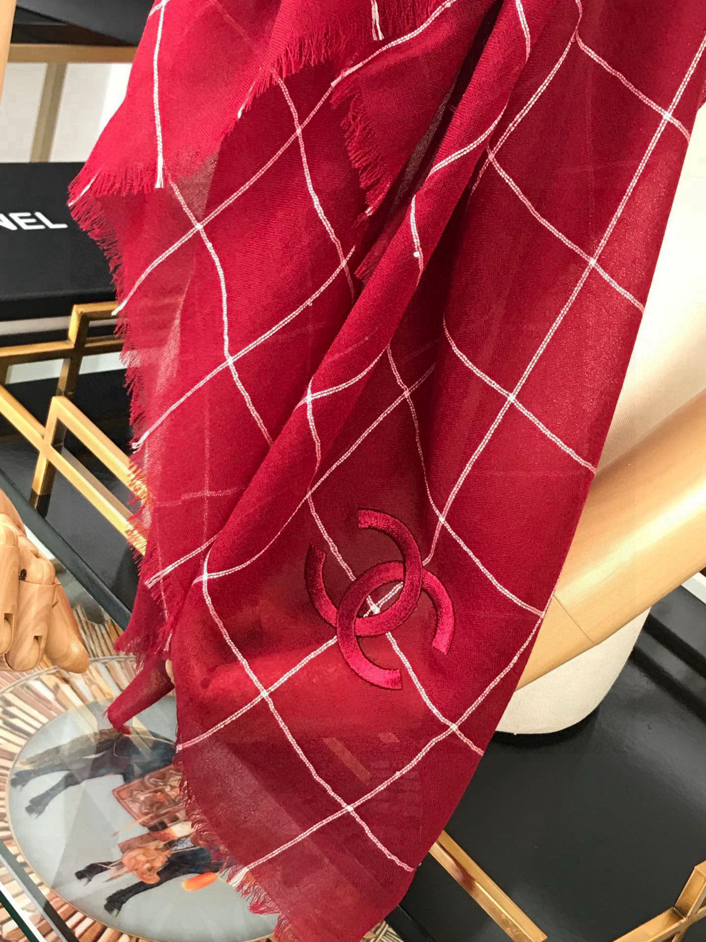   👑👑香奈儿最新款羊绒长围巾❗️给意大利专柜的特供货。羊绒工坊的buling闪闪。我该怎样描述她的工艺