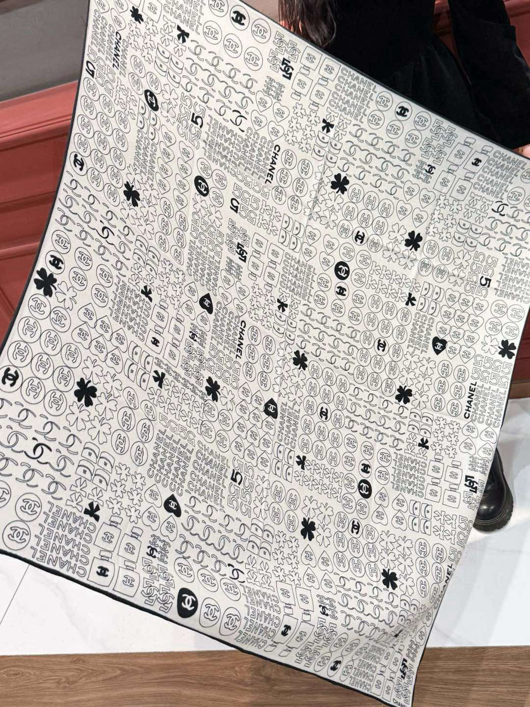 上新❤️
【2025Chanel】
经典茶花优雅Coco风,Chanel最新菱格丝绒大方巾~气质到