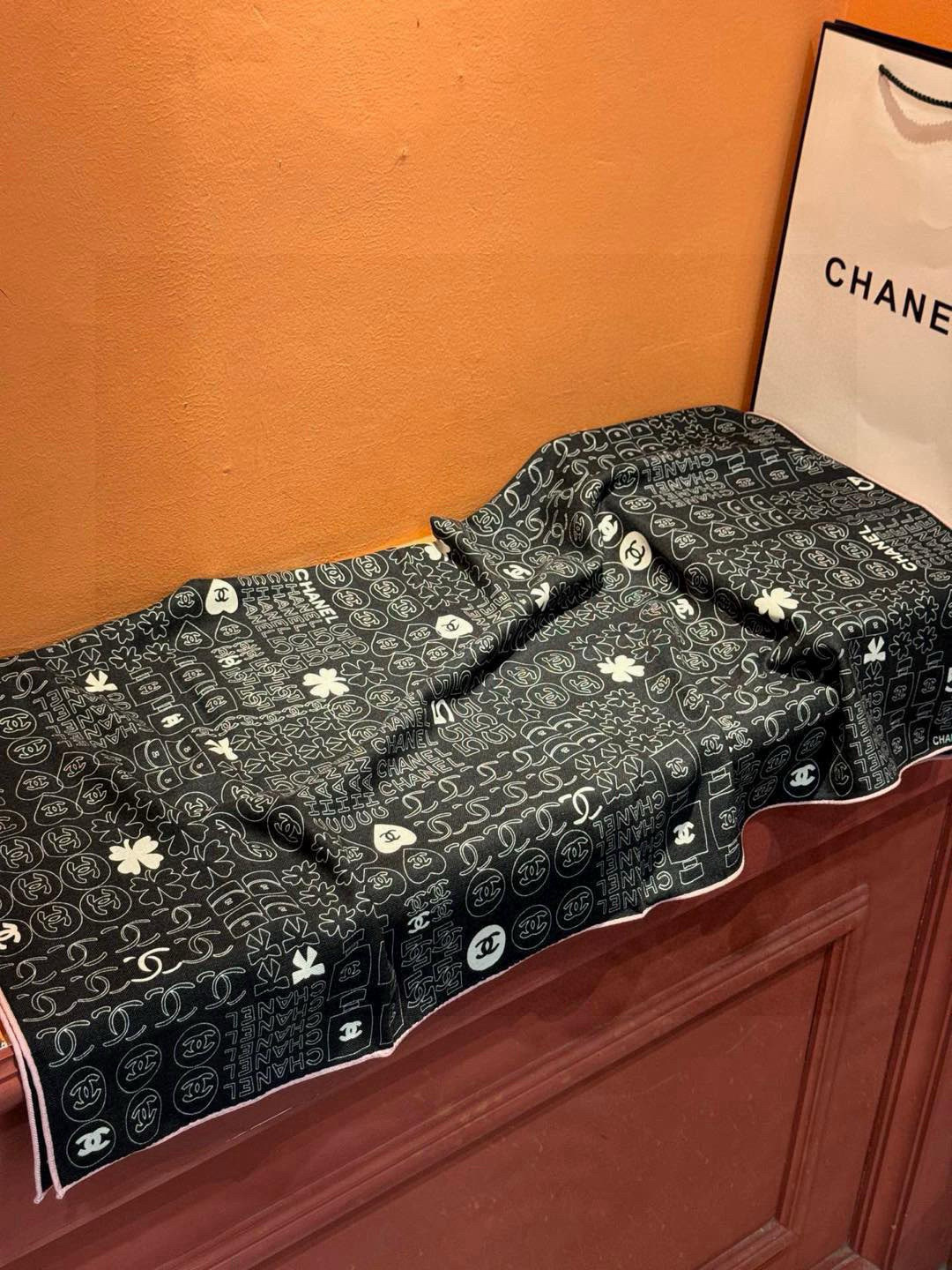 上新❤️
【2025Chanel】
经典茶花优雅Coco风,Chanel最新菱格丝绒大方巾~气质到