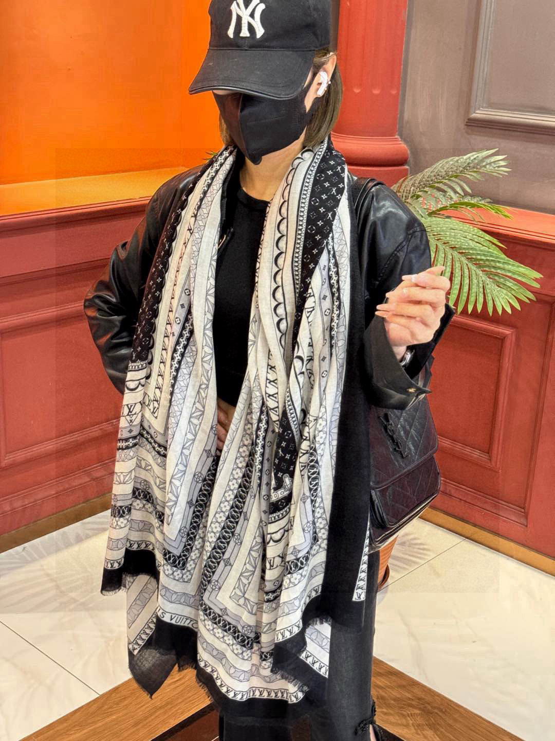   上新真心赞‼️【LV】薄羊绒长巾本款 羊绒长巾专柜同步‼️喷墨工艺呈现鲜活色彩。品质超级好‼️重磅巨