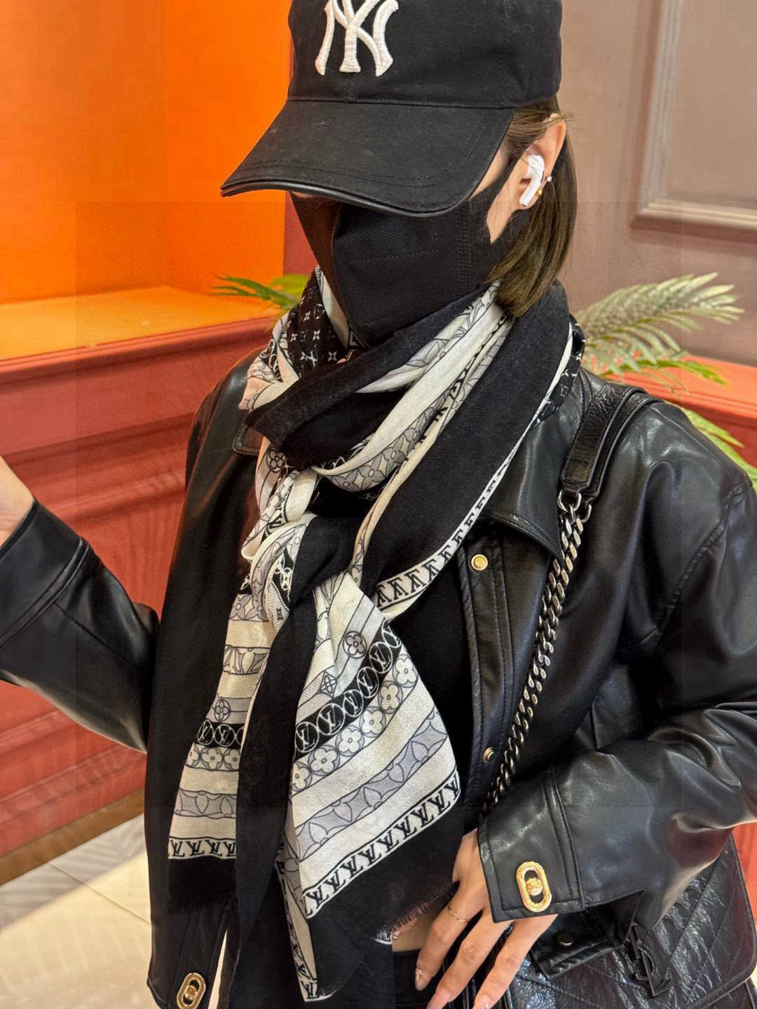   上新真心赞‼️【LV】薄羊绒长巾本款 羊绒长巾专柜同步‼️喷墨工艺呈现鲜活色彩。品质超级好‼️重磅巨