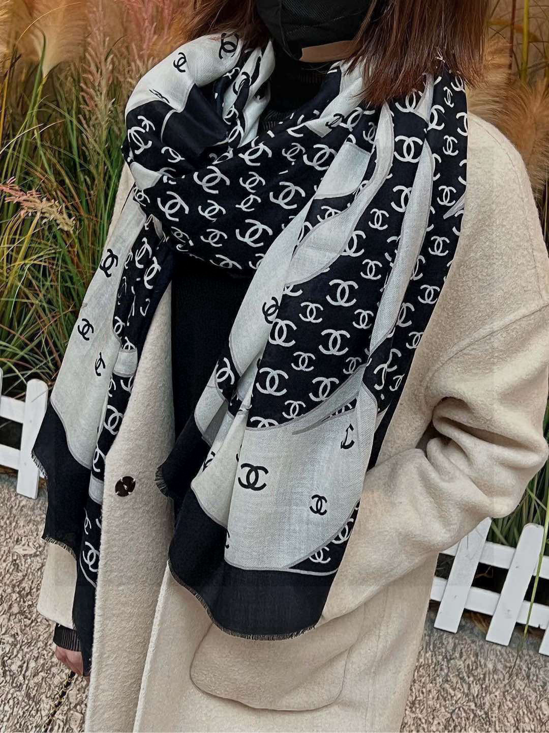  羊绒新款💞 新❤小香【山茶花长围巾】~超级抬气色！高级女人味！羊绒围巾也能这么美！！！这款双面花卉羊绒