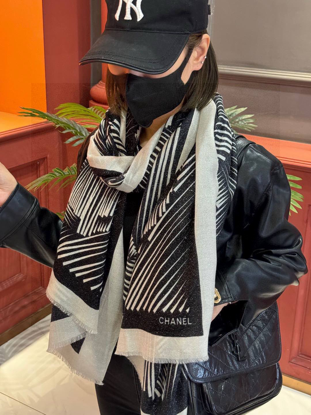  💃🏻💃🏻会发光发亮的围巾小香羊绒长巾【双C线条字母长巾】‼️抢‼️VIP推荐 ‼️👍下手一定要快【高端
