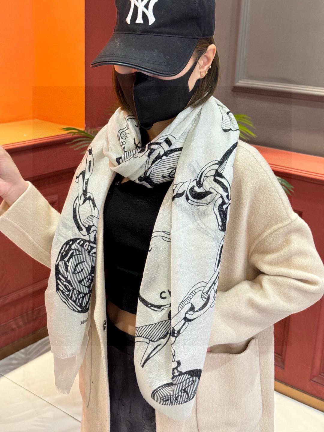 上新🌟 会发光发亮的围巾 💄💋新款客供银线💖羊绒面料长巾 😘美翻了流泪【小香银线图标】，御用殿堂级极品