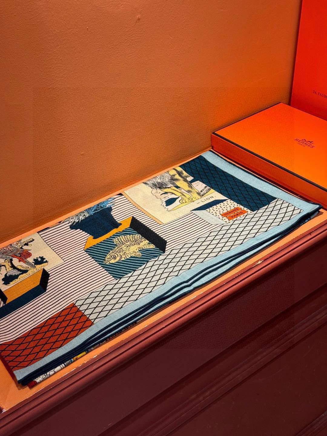 爱马仕新款双面同色 品名 新型大剧院面料:丝绒尺寸:140*140 这款爱马仕点睛配饰可以多种方式佩