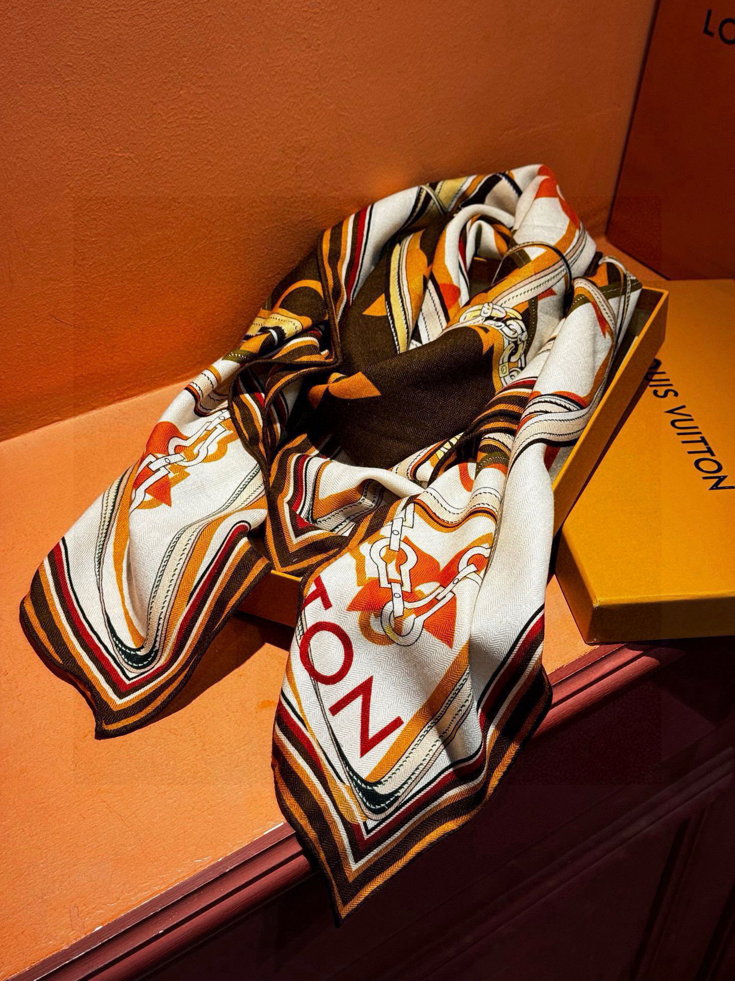  上新❤️ MONOGRAM JACQUARD DENIM
140丝绒 方巾   
【高定版  双面同色