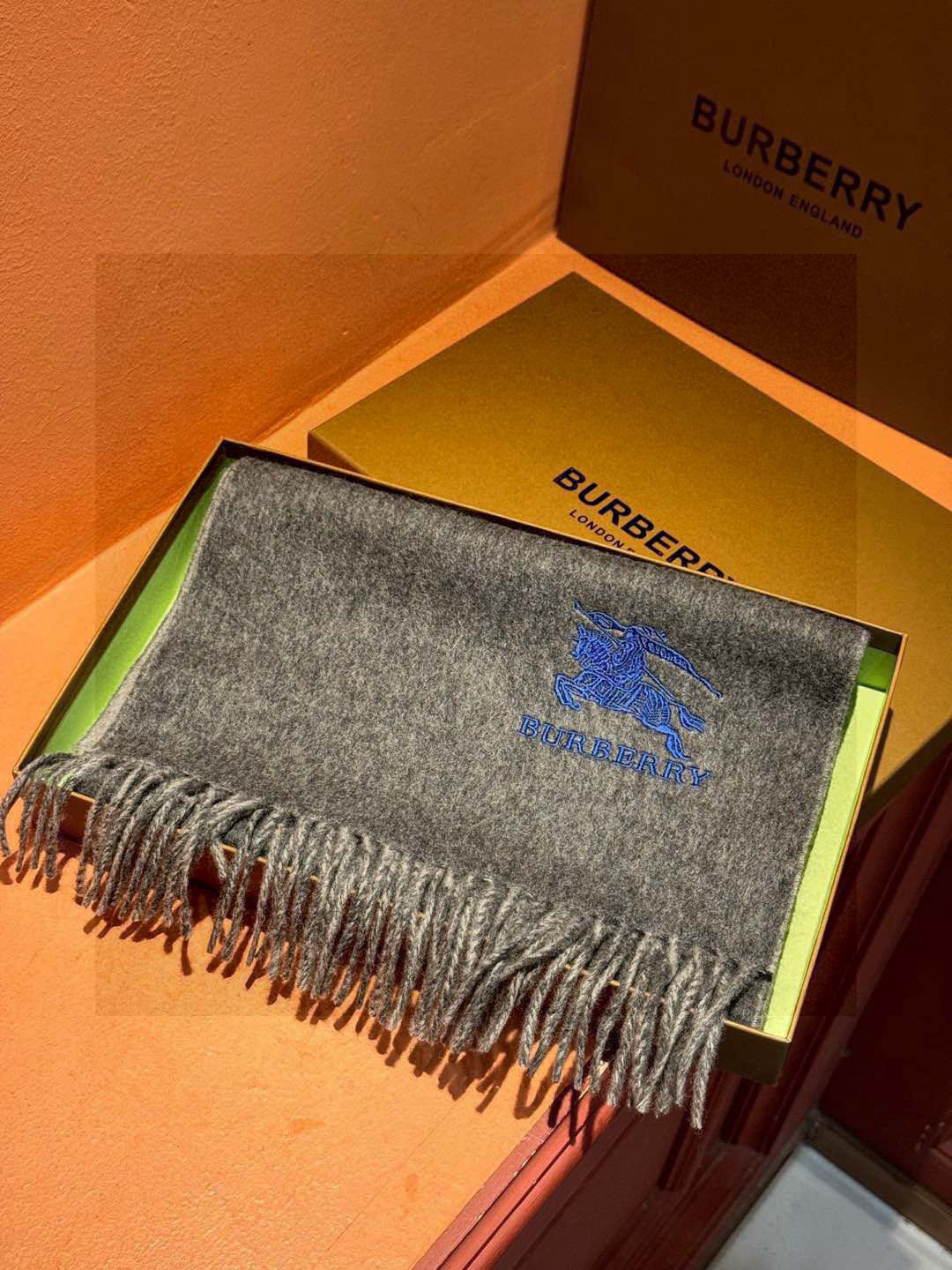   ✨✨太美了😍巴宝莉 情侣款 美到要尖叫😱专柜最新款🎊英伦欧美范儿 又是一款即时尚又实用的大围巾&长巾