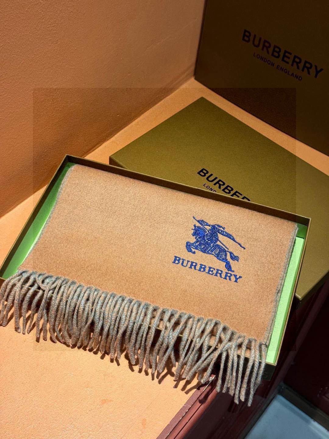   ✨✨太美了😍巴宝莉 情侣款 美到要尖叫😱专柜最新款🎊英伦欧美范儿 又是一款即时尚又实用的大围巾&长巾