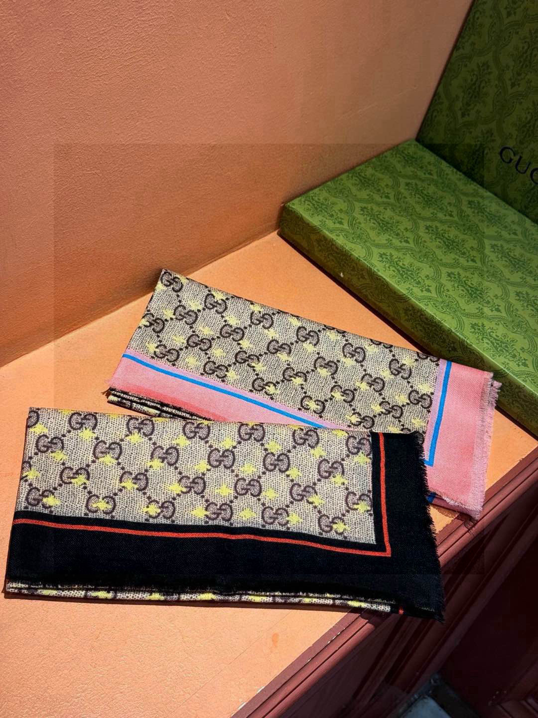     ✨✨GUCCI新款！ 印花工艺  稀疏层次设计  配以精美  真心特别  上身简直了‼️ 围着不
