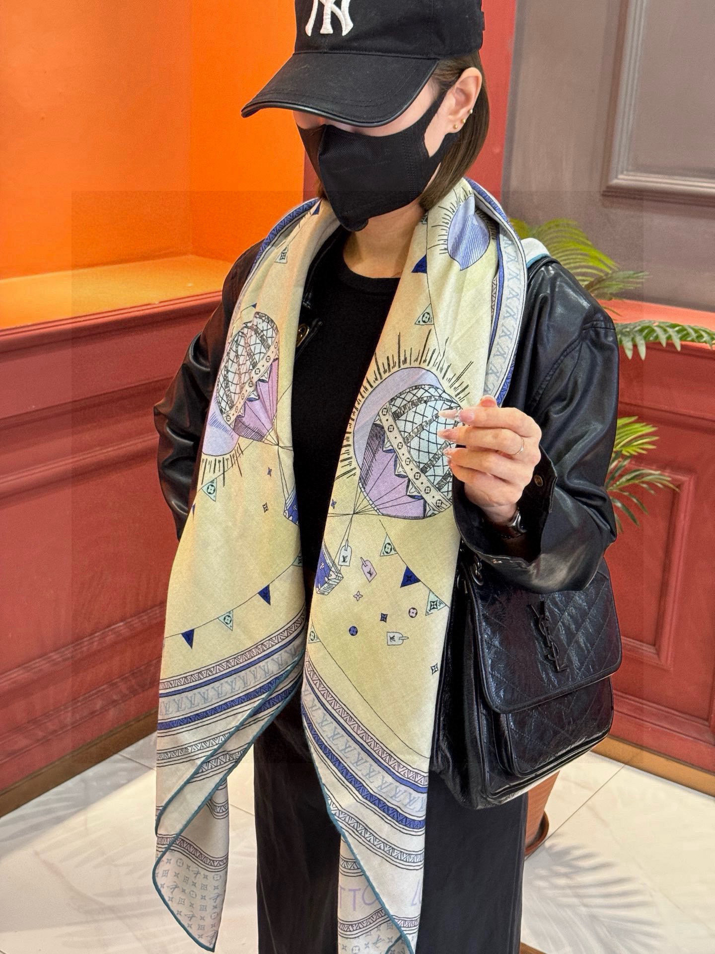 ❄【双面同色】原单Lv140cm丝绒方巾,《热气球》,本款方巾全新加入 U价🉐️ and Away 系列