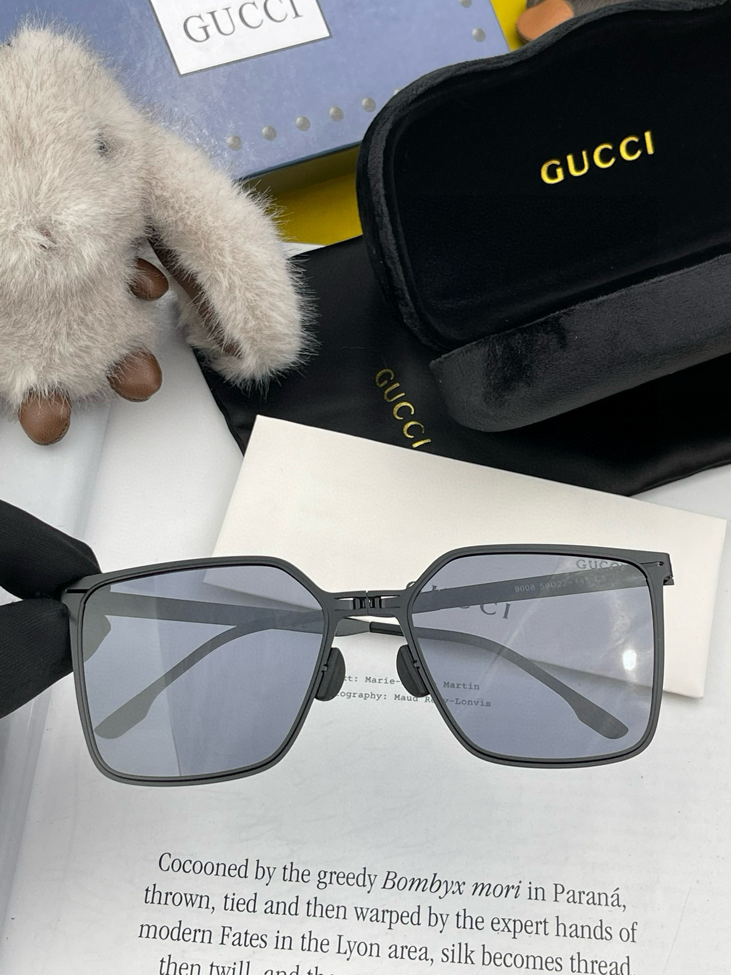         GUCCI 炫彩飞行员偏光太阳镜 ❤️材质：高清尼龙加厚卡槽高清偏光镜片 🌹折叠镜框 更