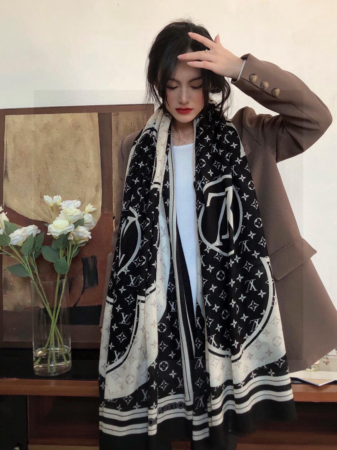 NO:189421,Fashionable and versatile!  LV new style of old-fashioned scarf] A good item to enhance temperament and taste!  !  Must-have for all seasons!  !  Really invincible and practical!  !  A rare cashmere scarf,!  !  The fabric feels really good. Just try it out and you will know it is what you want. It is easy to control and is very fashionable and easy to match. It looks particularly beautiful and has a touching touch. It can match any top in autumn and winter, T-shirts, shirts, down, vests, and windbreakers!  !  !  With its contrast, taste and temperament come out immediately. It is really a super practical scarf, not picking on age and temperament at all!  Size specifications 100*200cm cashmere long scarf, high-version scarf, high-version scarf, louis vuitton,shirts,tees,t-shirt,down jacket19860909又时髦又百搭！LV新款老花长巾】提升气质和品味的好单品！！四季必备！！真的无敌实用！！Lv难得的羊绒长巾,！！面料手感真的很好,简单一试,就知道是自己想要的,轻松驾驭非常时髦好搭,特别好看,有调调,秋冬天跟什么上衣都能搭,T恤,衬衫,羽绒,马甲,风衣都能搭！！！有它的衬托,品味和气质立马就出来了,真的是超级实用的一款围巾,完全不挑年龄气质！尺寸规格100*200cm羊绒长巾高版本围巾,高版本围巾,louis vuitton,shirts,tees，t-shirt,down jacket,scarf