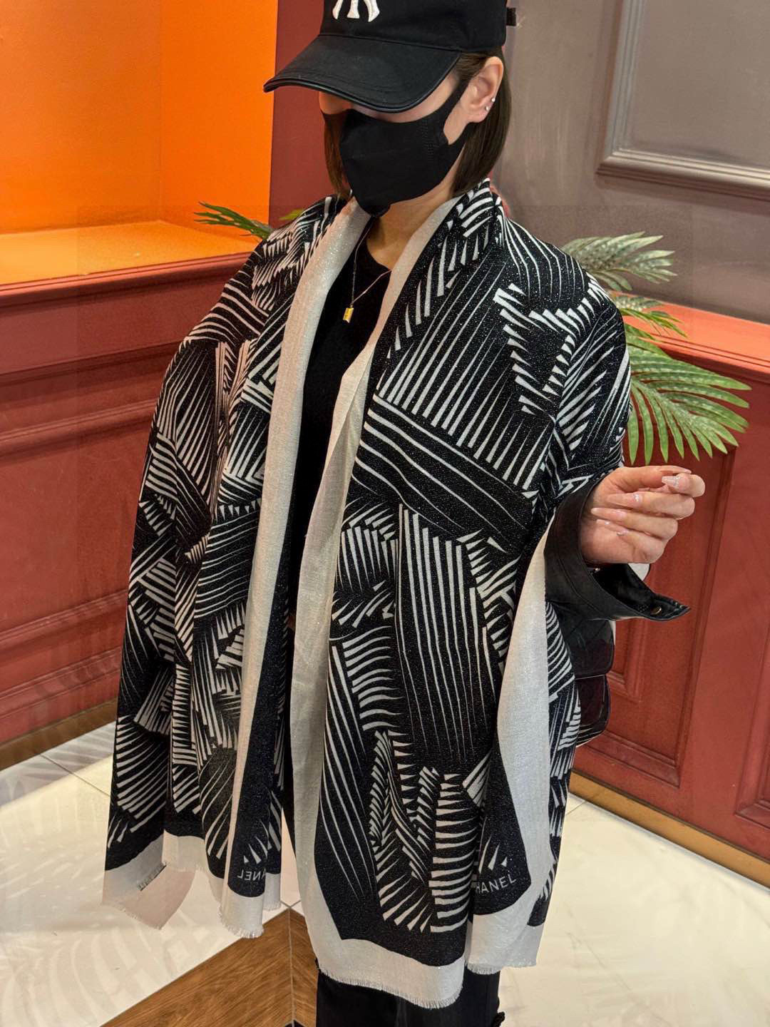 NO:189430,A shiny scarf with a small aroma of cashmere long scarf [Double C-line letters long scarf] Recommended by VIP, you must start quickly [High-end, love, top-level pure cashmere, baby feels comfortable to touch, very few products, can be used in all seasons, so it makes people very beautiful, the upper body effect is simply beautiful, the quality is perfect, the whole scarf gives people a big brand aura and is very exquisite and beautiful, which is definitely worth buying. Once you get the real thing, you will be glad that you are a beautiful woman's product. It is worth evaluating the perfect temperament and taste Ditails' first choice VIPs. 200*110 Top pure cashmere high-version scarf, high-version scarf19860909会发光发亮的围巾小香羊绒长巾【双C线条字母长巾】抢VIP推荐 下手一定要快【高端 大爱 顶级纯山羊绒 婴儿触感舒服到飞女人尤物 货极少 四季都可以用真心美的让人非常非常心动 上身效果简直美翻了 品质非常完美 整个围巾给人大牌气场的同时又非常精致秀丽绝对值得入手的新款 实物一拿到就会庆幸自己是女人的绝美好货 值得品鉴完美气质品味Ditails首选VIP们 上200*110 顶级纯山羊绒高版本围巾,高版本围巾,scarf