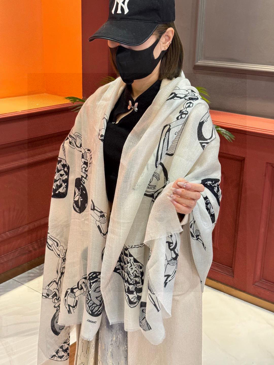 NO:189433,New scarf that will shine. New customer-supplied silver-line cashmere fabric long scarf. Beautiful [Tear] [Small fragrance silver-line icon], the imperial palace-level top-quality new counter is on sale. The unique design style of pure cashmere sequins plus rich Xiangjia's special splicing pattern prints. It is extremely beautiful. Really, the upper body is extremely luxurious and high-end. Rare~ Small expensive~ Look good or not. It's good. Size 100x200cm. Large long scarf, top-level cashmere high-version scarf, high-version scarf, chanel19860909上新 会发光发亮的围巾 新款客供银线羊绒面料长巾 美翻了[流泪]【小香银线图标】,御用殿堂级极品新款专柜在售 纯羊绒亮片独特设计风格加上富有香家本季特色拼接图案印花 美丽至极 真的 上身极为奢华上档次 稀有～小贵～好看不好看自己看吧 尺寸100x200cm 大长巾,顶级纯羊绒高版本围巾,高版本围巾,chanel,scarf