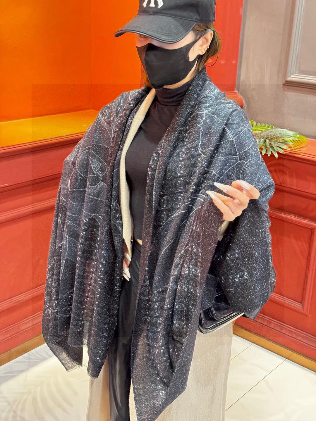 NO:189325,New scarf that will shine. New customer-supplied silver thread cashmere fabric long scarf. Beautiful [Tear] [Silver thread double C pattern] The imperial palace-level new counter is on sale. The unique design style of pure cashmere silver thread plus the unique pattern printing of Xiangjia this season is extremely beautiful. Really, the upper body is extremely luxurious and high-end. Rare~ Small expensive~ Look good or not, please see it yourself. Size 110x200cm. Large long scarf, top-level pure cashmere high-version scarf, high-version scarf, chanel19860909上新 会发光发亮的围巾 新款客供银线羊绒面料长巾 美翻了[流泪]【银线双C图案】御用殿堂级极新款专柜在售 纯羊绒银丝线独特设计风格加上富有香家本季特色图案印花 美丽至极 真的 上身极为奢华上档次 稀有～小贵～好看不好看自己看吧 尺寸110x200cm 大长巾,顶级纯羊绒高版本围巾,高版本围巾,chanel,scarf