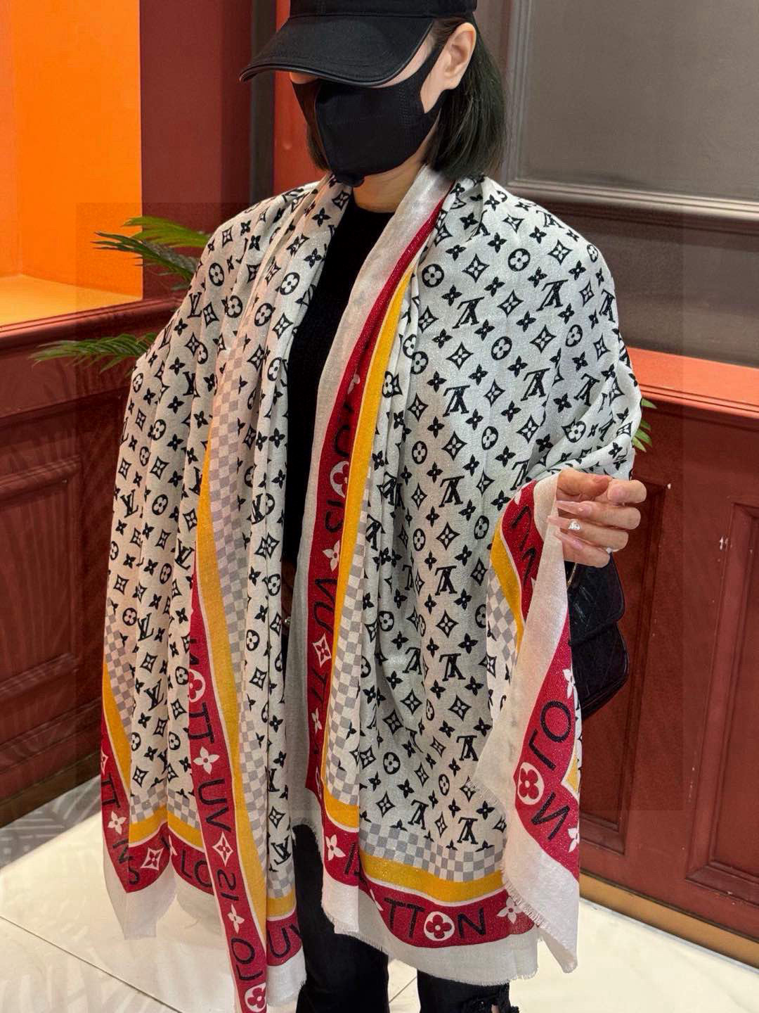 NO:189334,The shiny scarf silver silk cashmere long scarf counter synchronization is truly praised by Donkeys [L letters and pattern long scarf] Louis Vuitton classic Monogram pattern with colored borders adds a gorgeous style. It is highly recommended that the size is not big or small, especially easy to match. The quality is super easy to get. The high-end quality will be understood by hand. The high-end details are what you see and what you get is the heavy and huge VIP customers must enter Recommended size 110*200cm cashmere high-version scarf, high-version scarf, louis vuitton, louis vuitton, louis vuitton, louis vuitton19860909会发光发亮的围巾银丝羊绒长巾专柜同步真心赞驴家【L字母与花纹长巾】路易威登经典 Monogram 图案搭配彩色边框再添华美格调.强烈推荐手慢无这个size不大不小特别好搭配,品质超级好拿到手就会懂的高端品质,高端细节所见即所得重磅巨献VIP客户必入推荐尺寸110*200cm羊绒高版本围巾,高版本围巾,louis vuitton,louis vuitton,louis vuitton,scarf