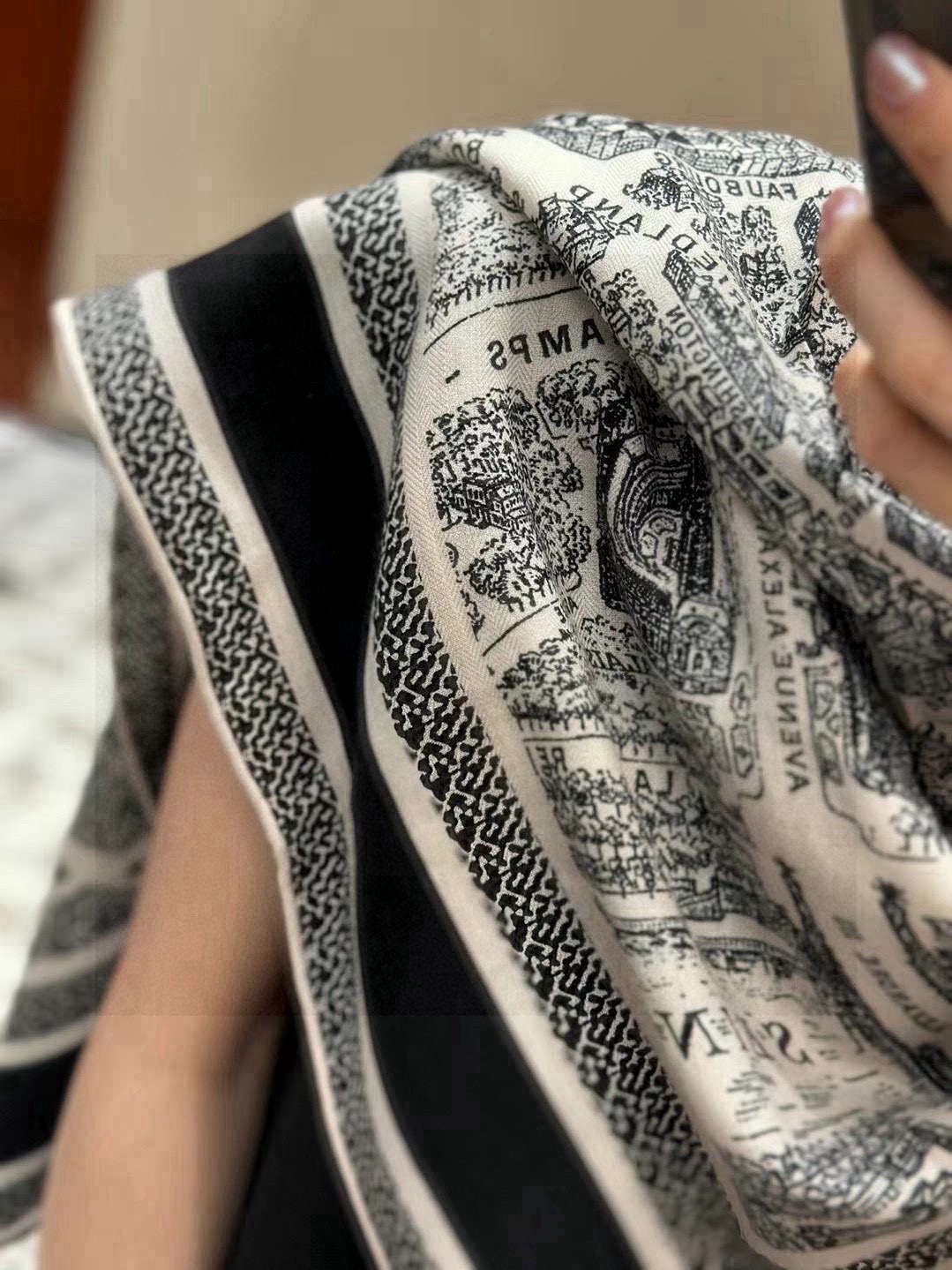 NO:189326,Dior [Paris Map] Gold size 110*110 Double-sided velvet square scarf. Sisters who don’t like 140 complex sizes can choose 110~ Price LAN DE Price ARIS Paris Map This scarf is decorated with this season’s classic price lan de price aris print. This pattern draws inspiration from Dior archives and pays tribute to Dior’s historical address to the Montaigne Avenue. High-version scarf, high-version scarf, dior, gold19860909Dior【巴黎地图】黄金尺寸110*110 双面同色丝绒方巾 不爱140繁复尺寸的姐妹可以选择110哦～ 价LAN DE 价ARIS 巴黎地图 这款方巾饰以本季经典的 价lan de 价aris 印花,该 图案从 Dior 档案汲取灵感,致敬 Dior 具有历史意 义的蒙田大道地址. 高版本围巾,高版本围巾,dior,gold,scarf