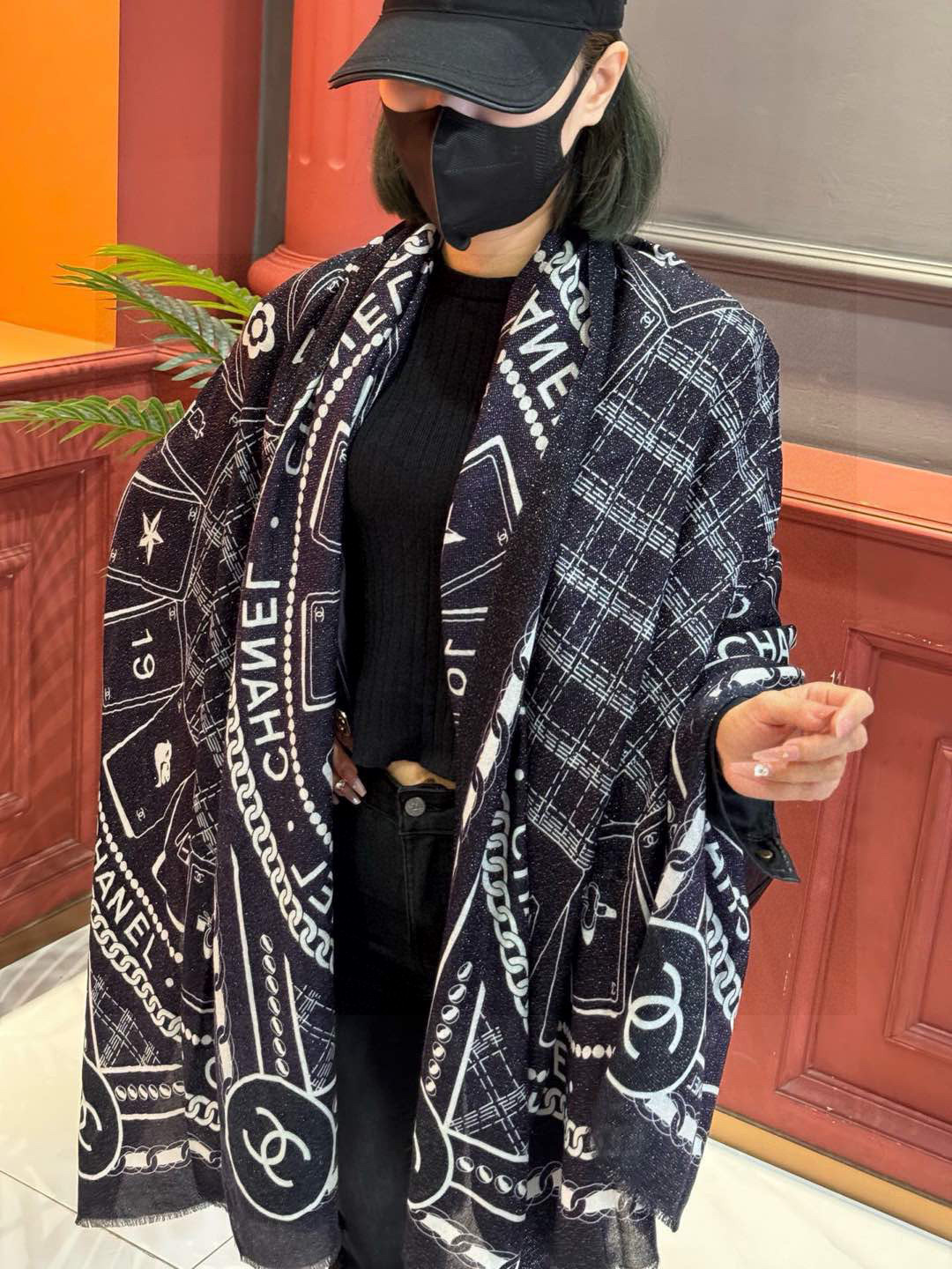 NO:189338,New scarf that will shine. New customer-supplied silver-line cashmere fabric long scarf. Beautiful [Tear] [Small fragrance silver-line icon], the imperial palace-level top-quality new counter is on sale. The unique design style of pure cashmere sequins plus rich Xiangjia's special splicing pattern prints. It is extremely beautiful. Really, the upper body is extremely luxurious and high-end. Rare~ Small expensive~ Look good or not. It's good. Size 100x200cm. Large long scarf, top-level cashmere high-version scarf, high-version scarf, chanel19860909上新 会发光发亮的围巾 新款客供银线羊绒面料长巾 美翻了[流泪]【小香银线图标】,御用殿堂级极品新款专柜在售 纯羊绒亮片独特设计风格加上富有香家本季特色拼接图案印花 美丽至极 真的 上身极为奢华上档次 稀有～小贵～好看不好看自己看吧 尺寸100x200cm 大长巾,顶级纯羊绒高版本围巾,高版本围巾,chanel,scarf