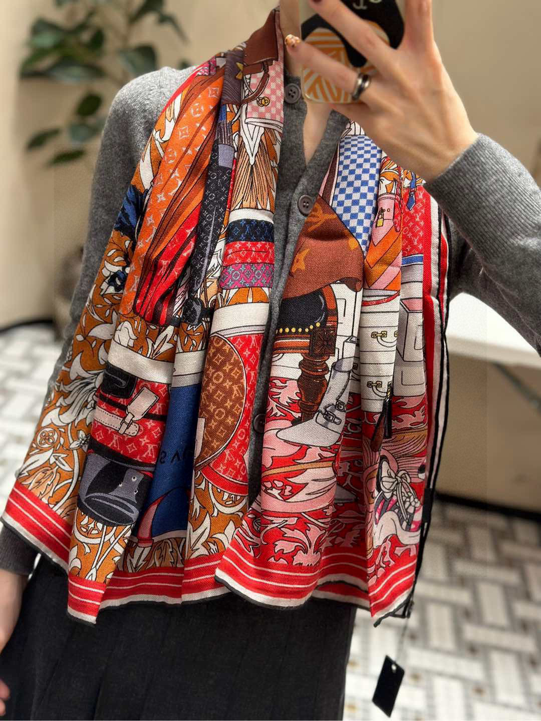 NO:189349,New twill velvet Louis Vuitton (LV) New MONOGRAM JACQUARD DENIM This Malles Merveilleuses scarf is inspired by artistic design. Inspired by the inspiration of advertising posters at the end of the 19th century, it pays tribute to Louis Vuitton's long history. Various hard boxes and travel stickers embellish the Monogram pattern background, demonstrating the brand's focus on exquisite details. The elegant configuration releases exquisite charm. 140 square scarfs Some styles are worthy of presentation with the top craftsmanship. The most collection value scarf style will never be eliminated. High-version scarf, high-version scarf, louis vuitton, louis vuitton19860909上新 斜纹丝绒 路易威登（LV）上新 MONOGRAM JACQUARD DENIM 本款 Malles Merveilleuses 方巾以满溢艺术气息的设计诠释 19 世纪末广告海报的灵感启发,向路易威登悠久历史致敬.各色硬箱与旅行贴纸点缀 Monogram 图案背景,彰显品牌对考究细节的专注.典雅构型释放考究韵致. 140 方巾 有些款式他值得用最顶级的工艺去呈现  最具收藏价值丝巾款式 永远不会被淘汰 高版本围巾,高版本围巾,louis vuitton,louis vuitton,scarf