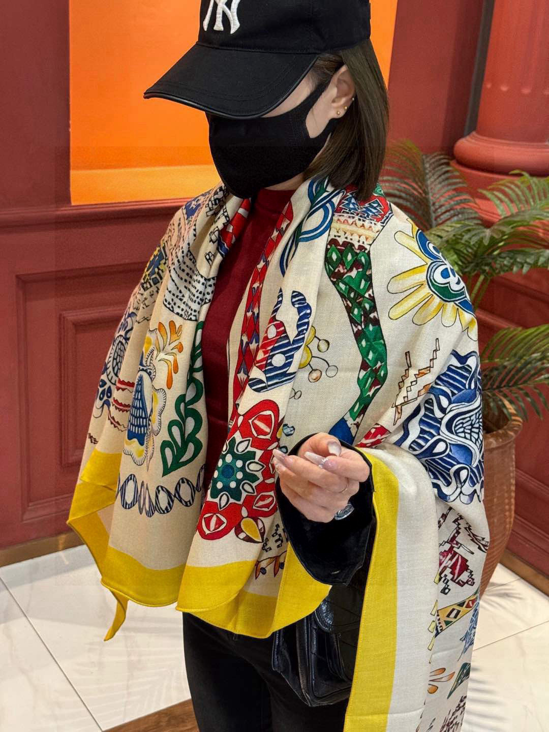 NO:189350,Hermes ~ Top double-sided and same color for autumn and winter matching tools!  !  1 equals 2] The finishing touch is wonderful, I like both the patterns and color schemes, and I like another velvet shawl designed with double-sided color matching craftsmanship. I like it very much!  !  !  !  One shawl is equal to two wearing it to create a high-end feel!  The physical body is really fashionable!  !  This batch is of excellent quality!  I would like to remind my sisters that you must buy it early, this one will not help!  A shawl has two colors, both front and back, which really saves money and saves you home. There is no need to worry about the colors, just earn two at a time!  !  !  Size specifications 140*140 Top double-sided printing and dyeing double-color silk cashmere shawls high-version scarf, high-version scarf, hermes, real silk, shawls19860909爱马仕～秋冬搭配利器顶级双面同色 版真丝羊绒披肩！！1条等于2条】点睛精彩,图案和配色都超级喜欢,又一款双面配色工艺设计的丝绒披肩,超级喜欢！！！！一条披肩等于两条穿出高级感！实物上身真的很时髦气质！！这个批次品质超好！提醒下喜欢的姐妹们,必须早点入手,这个出完无补的！一条披肩正反两种配色,真是省银子省到家了,不用纠结颜色了,一次入两！！！尺寸规格140*140顶级双面印染双配色真丝羊绒披肩高版本围巾,高版本围巾,hermes,real silk,shawls,scarf