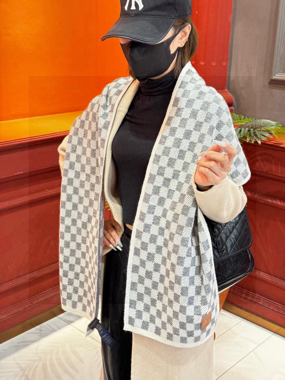 NO:189368,Top original version, praise the high-end men's model~ The super soft and soft men's cashmere scarf L home ZG is on sale at the same time, this price is really invincible and value!  My mother's price feedback~ I bought a very honest men's scarf at L's house~ The fabric is awesome, the double-sided cashmere yarn is really clear and clean, and the velvet feels really super comfortable when you hold it in your hand!  Very soft and manly style, the upper body effect is invincible, beautiful, elegant and simple, can be surrounded on both sides, any boy will like it, it has a texture but not ostentatious process, has been fascinated by the texture of the fabric and contrasting colors many times during the photo shoot. The presbyopia is very delicately embellished, with a texture but not ostentatious~ The tail is a little bit more beneficial to everyone~ The feel is very soft and comfortable, medium thickness, a very affectionate style~ The classic men's 35cm wide cashmere scarf for men and women, cashmere, specifications 35*cm with formal wear or casual wear are very suitable ~ Folding or circling is perfect, gentlemanly stylish~ Warm and warm and high-version scarf, high-version scarf, louis vuitton19860909顶级原版 怒赞推荐高端男士款~超级无敌软糯的男士羊绒围巾L家ZG同步在售,这个价格真的无敌超值！亲妈价格回馈~买到绝对值L家非常正的男士围巾~面料大爱,双面的羊绒纱线真的清晰干净,握在手里绒感真的超级无敌舒服！非常柔软很Man的风格,上身效果无敌好看大气简约,两面都可以围,任何男生都会喜欢的款吧,有质感不张扬拍照过程中已经多次被面料质感和撞色的效果迷倒.老花非常精致的点缀,有质感不张扬~尾单余一丢丢福利大家~手感非常柔软舒服中等厚度,非常亲脖子的一款~经典男士的35cm宽羊绒围巾男女通用款式,羊绒,规格35*cm搭配正装或者搭配休闲装都很合适~对折挂围或者绕圈围都完全可以,绅士有型~有温度的风度高版本围巾,高版本围巾,louis vuitton,scarf