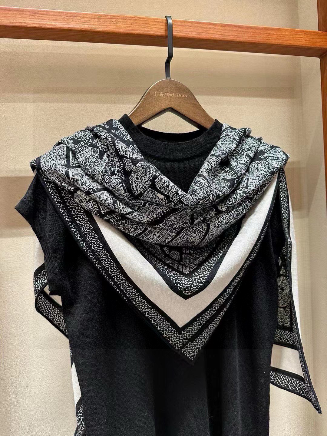  Dior ❤【️巴黎地图】黄金尺寸110*110
双面同色丝绒方巾
 不爱140繁复尺寸的姐妹可以选择
