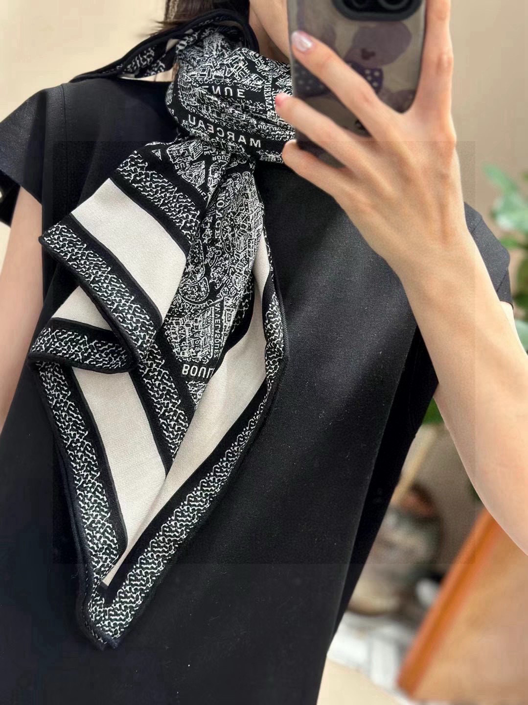  Dior ❤【️巴黎地图】黄金尺寸110*110
双面同色丝绒方巾
 不爱140繁复尺寸的姐妹可以选择