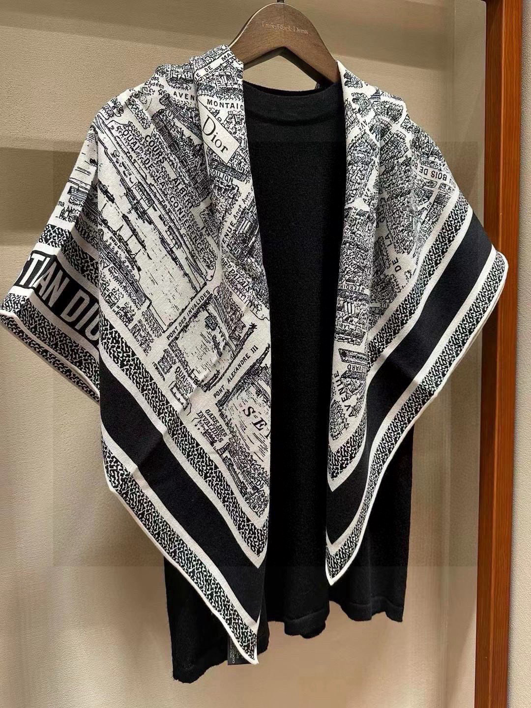  Dior ❤【️巴黎地图】黄金尺寸110*110
双面同色丝绒方巾
 不爱140繁复尺寸的姐妹可以选择