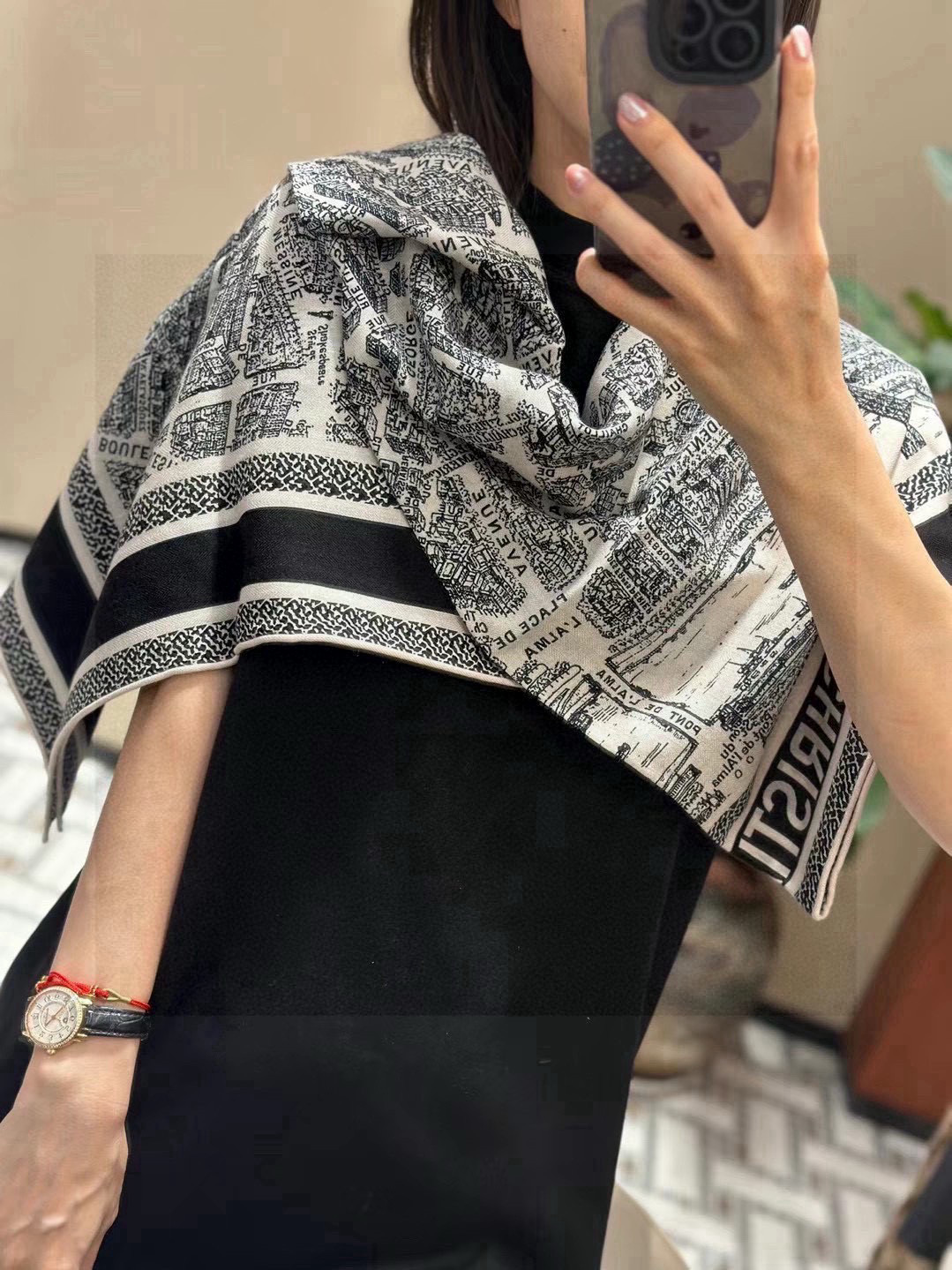  Dior ❤【️巴黎地图】黄金尺寸110*110
双面同色丝绒方巾
 不爱140繁复尺寸的姐妹可以选择