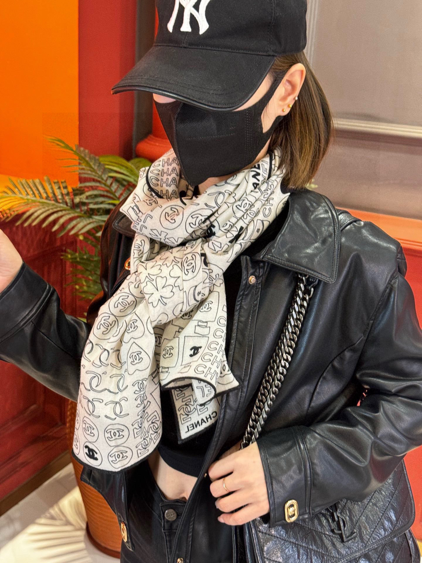 上新❤️
【Chanel】
经典茶花优雅Coco风,Chanel最新菱格丝绒大方巾~气质到骨子里,
