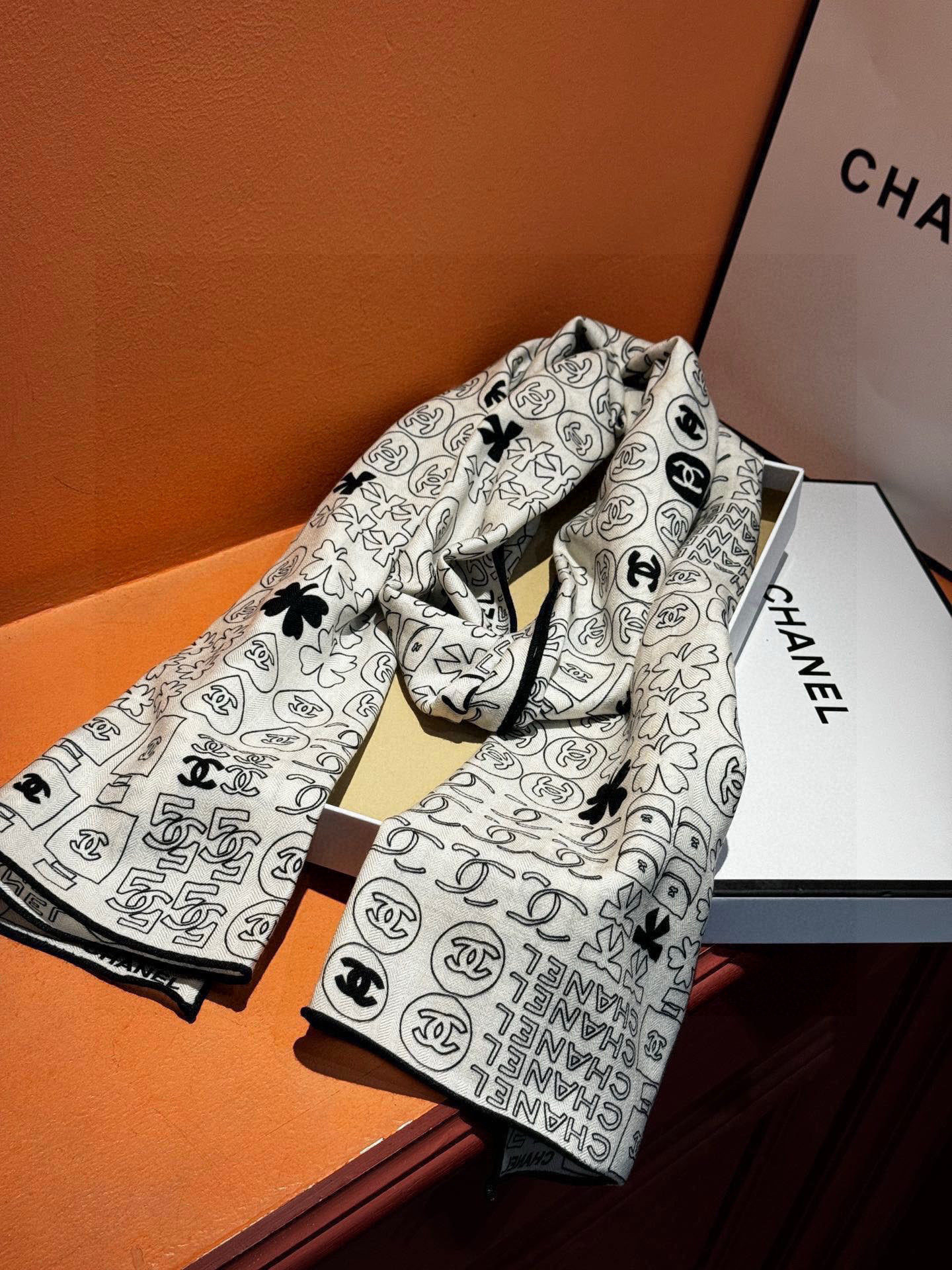 上新❤️
【Chanel】
经典茶花优雅Coco风,Chanel最新菱格丝绒大方巾~气质到骨子里,