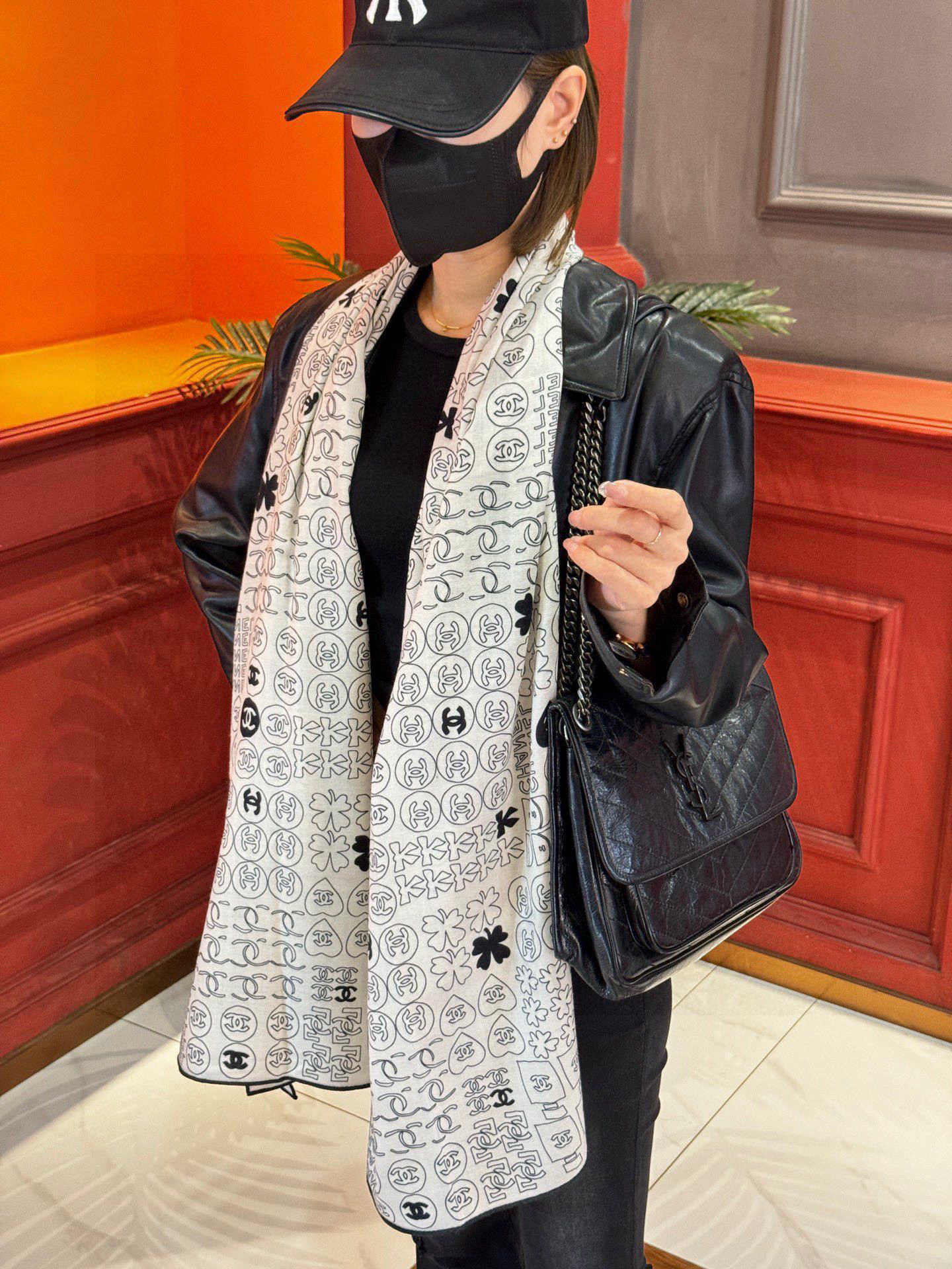 上新❤️
【Chanel】
经典茶花优雅Coco风,Chanel最新菱格丝绒大方巾~气质到骨子里,