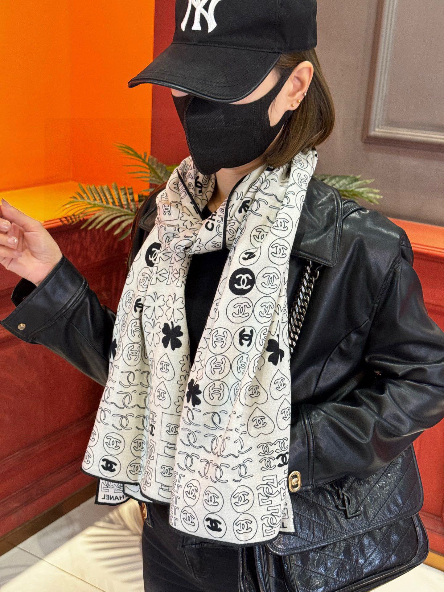 上新❤️
【Chanel】
经典茶花优雅Coco风,Chanel最新菱格丝绒大方巾~气质到骨子里,