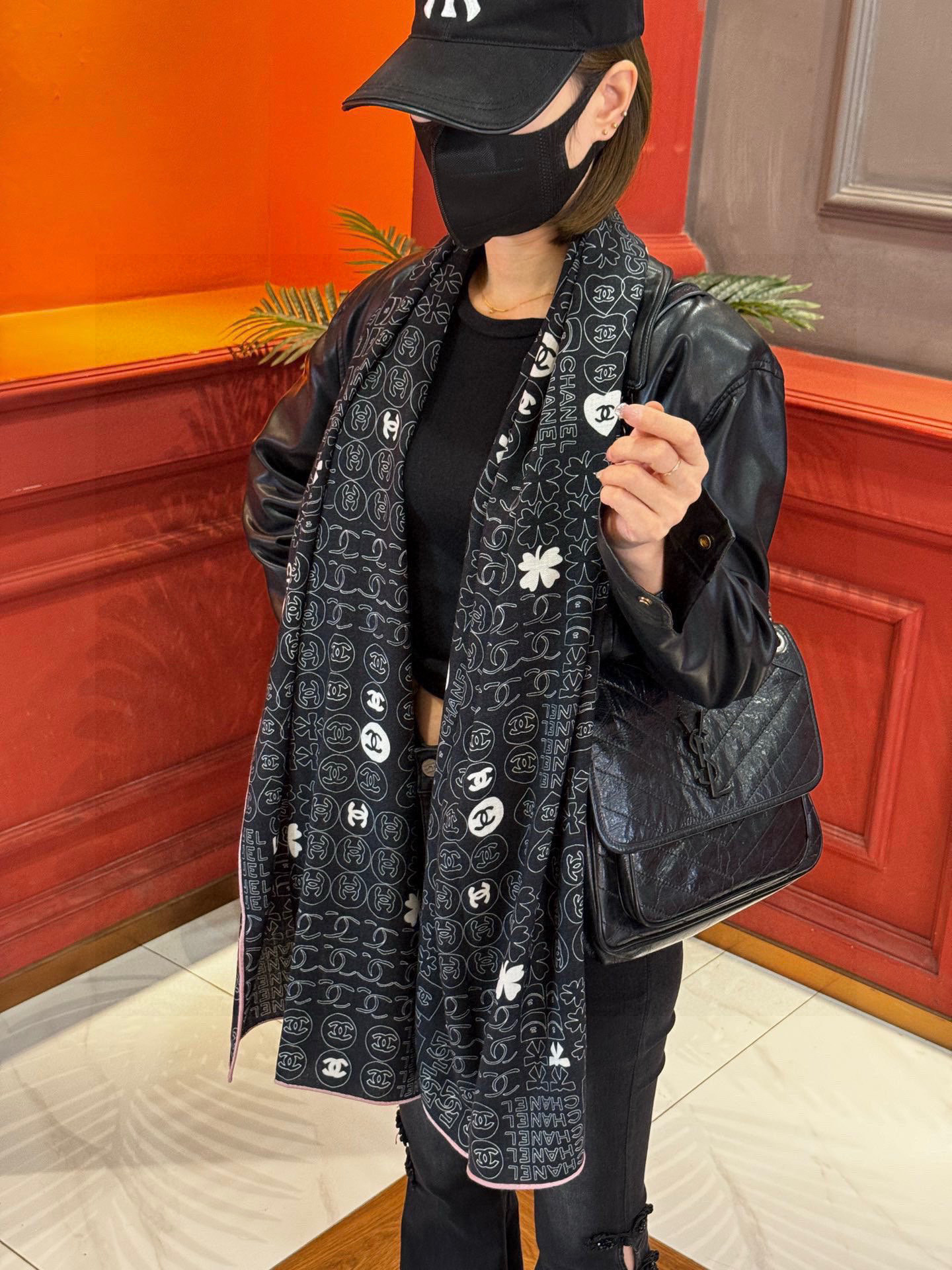 上新❤️
【Chanel】
经典茶花优雅Coco风,Chanel最新菱格丝绒大方巾~气质到骨子里,