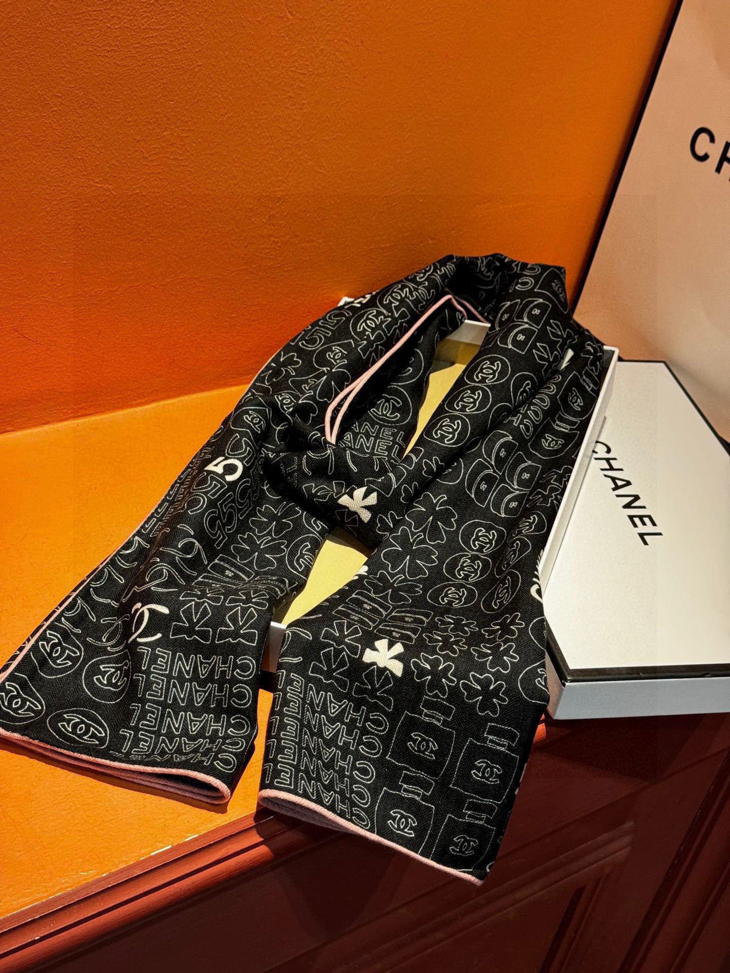 上新❤️
【Chanel】
经典茶花优雅Coco风,Chanel最新菱格丝绒大方巾~气质到骨子里,