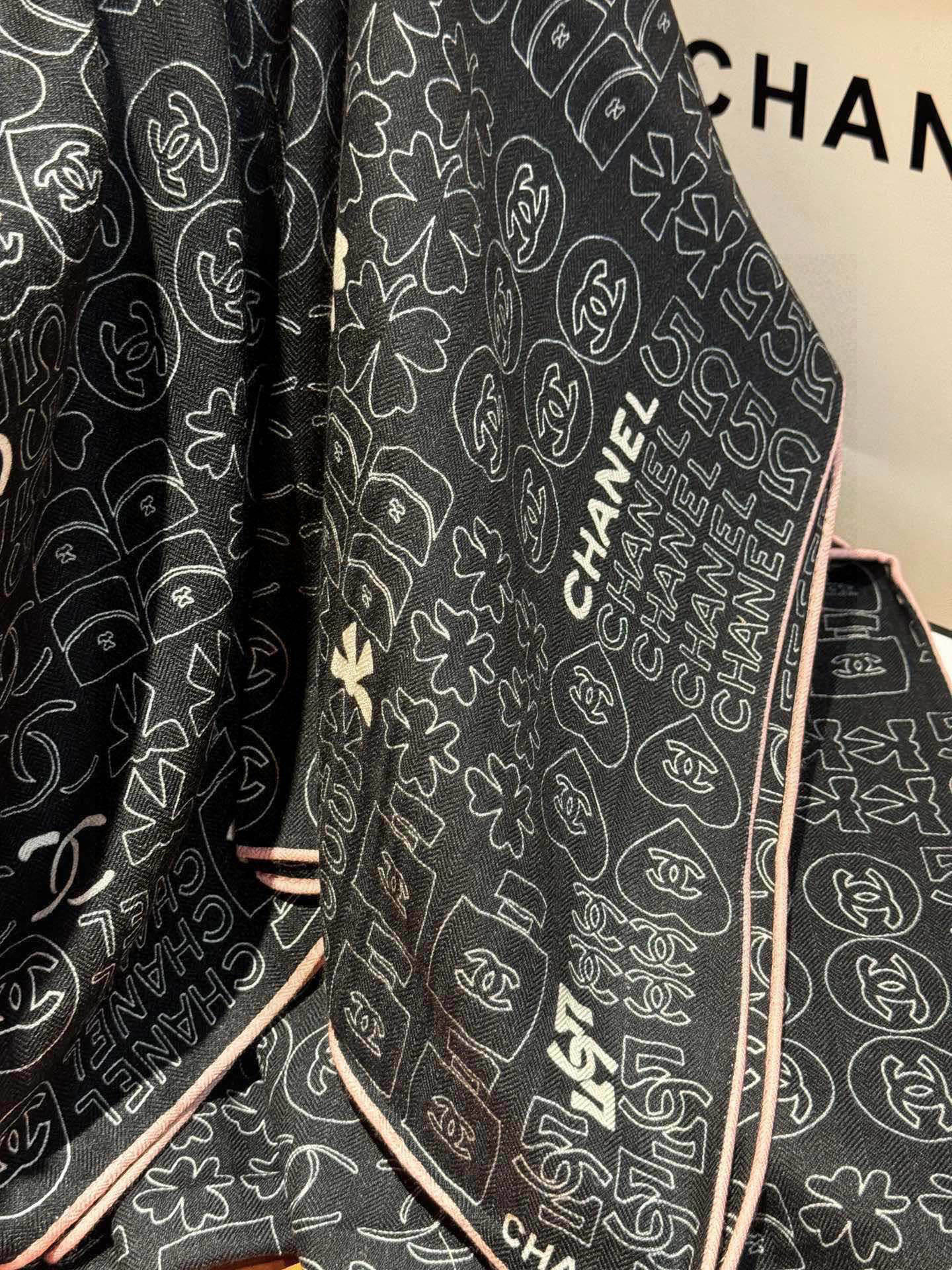 上新❤️
【Chanel】
经典茶花优雅Coco风,Chanel最新菱格丝绒大方巾~气质到骨子里,