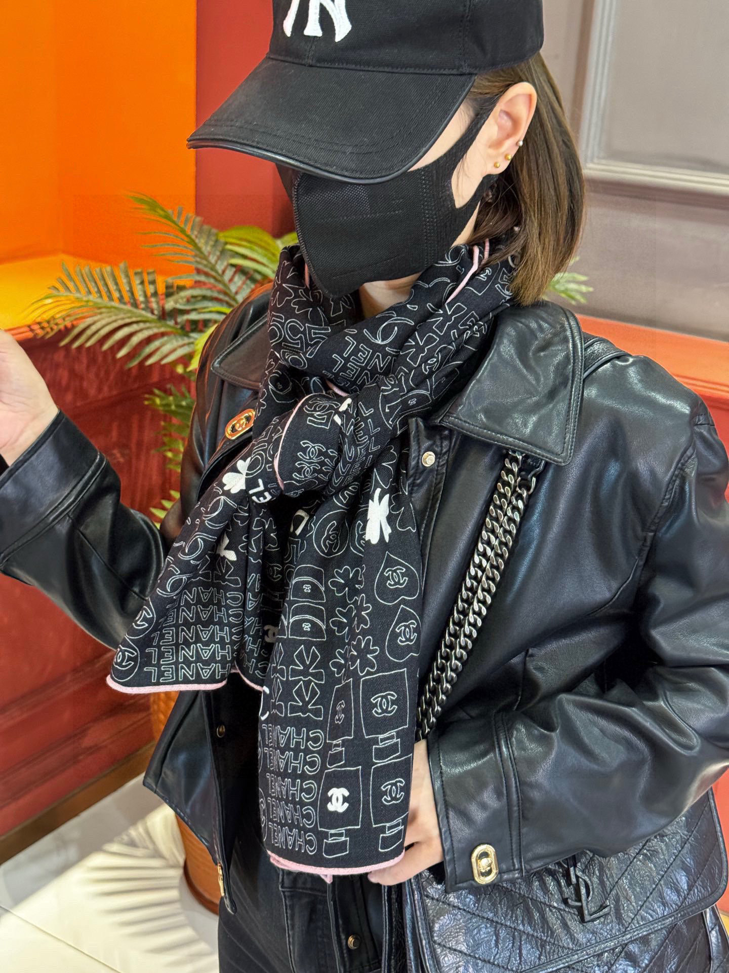 上新❤️
【Chanel】
经典茶花优雅Coco风,Chanel最新菱格丝绒大方巾~气质到骨子里,