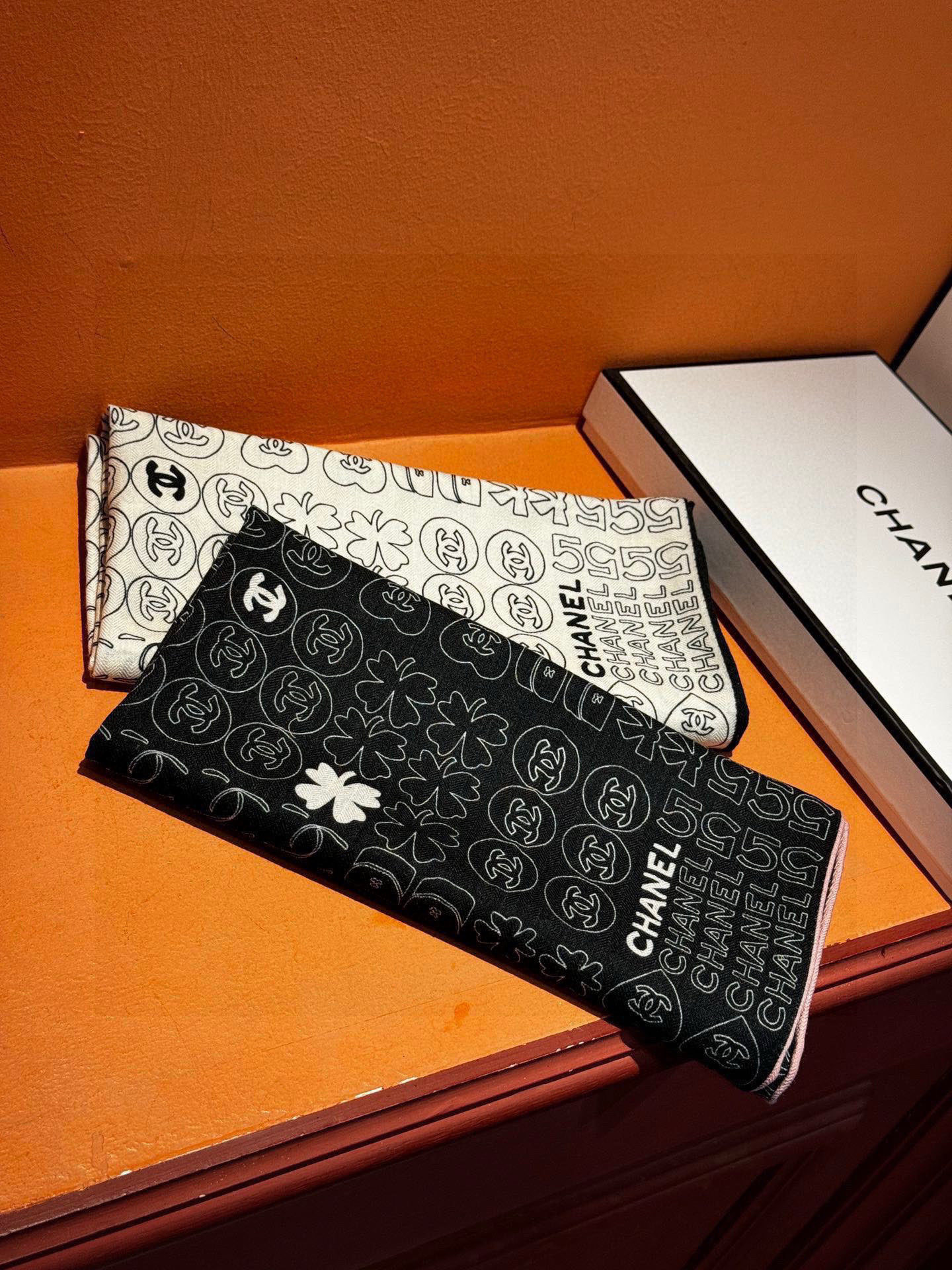 上新❤️
【Chanel】
经典茶花优雅Coco风,Chanel最新菱格丝绒大方巾~气质到骨子里,