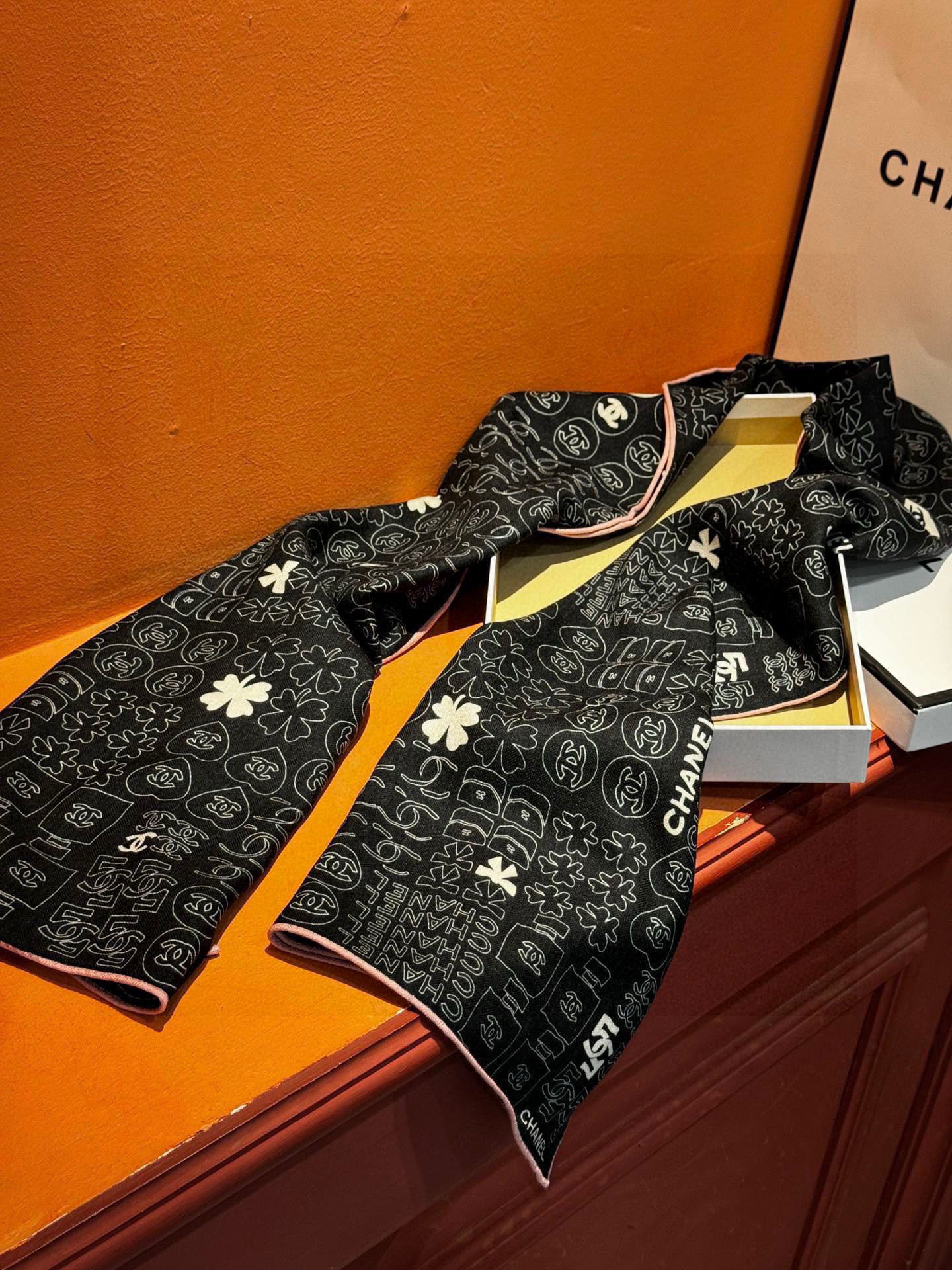 上新❤️
【Chanel】
经典茶花优雅Coco风,Chanel最新菱格丝绒大方巾~气质到骨子里,