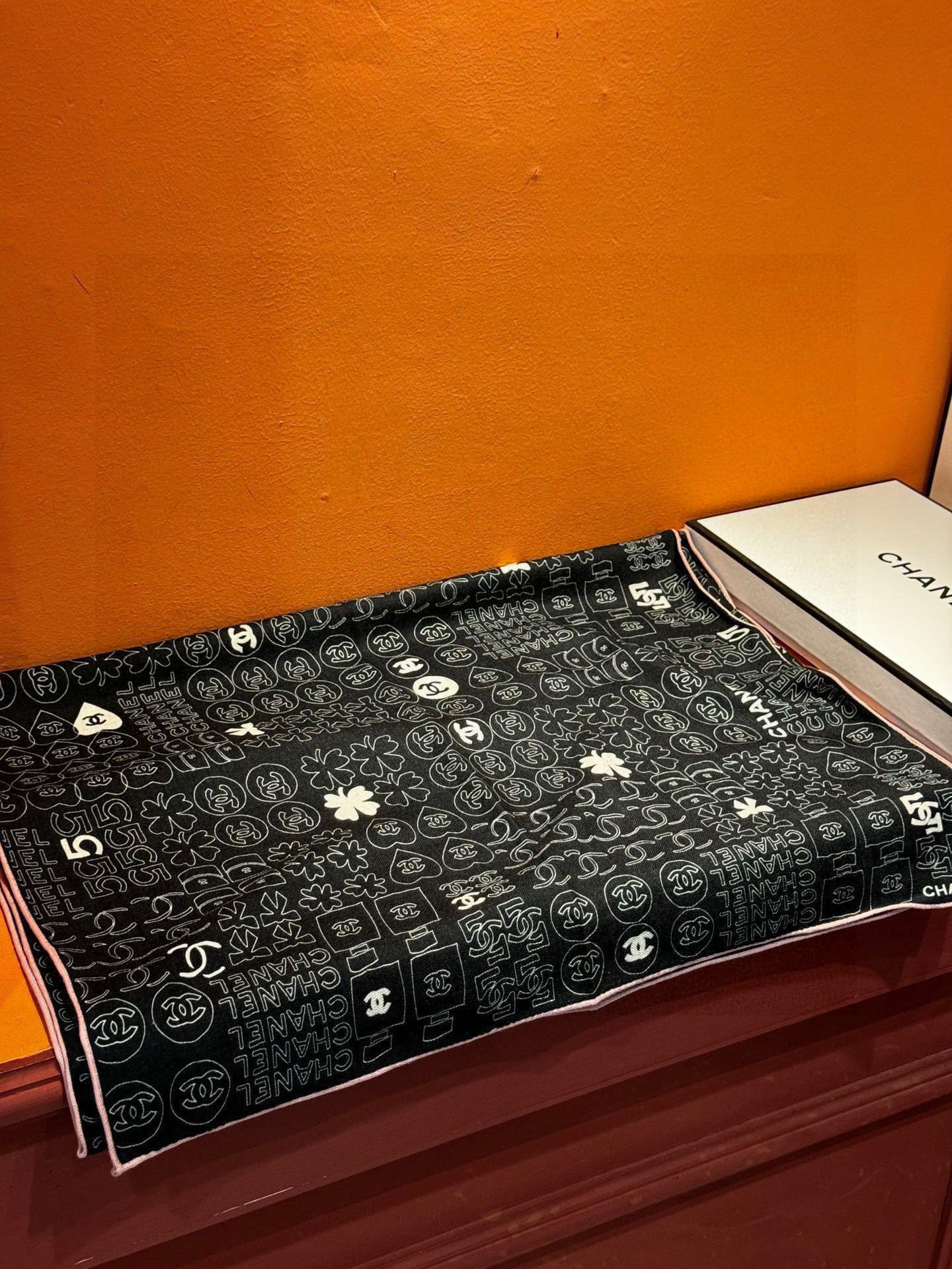 上新❤️
【Chanel】
经典茶花优雅Coco风,Chanel最新菱格丝绒大方巾~气质到骨子里,