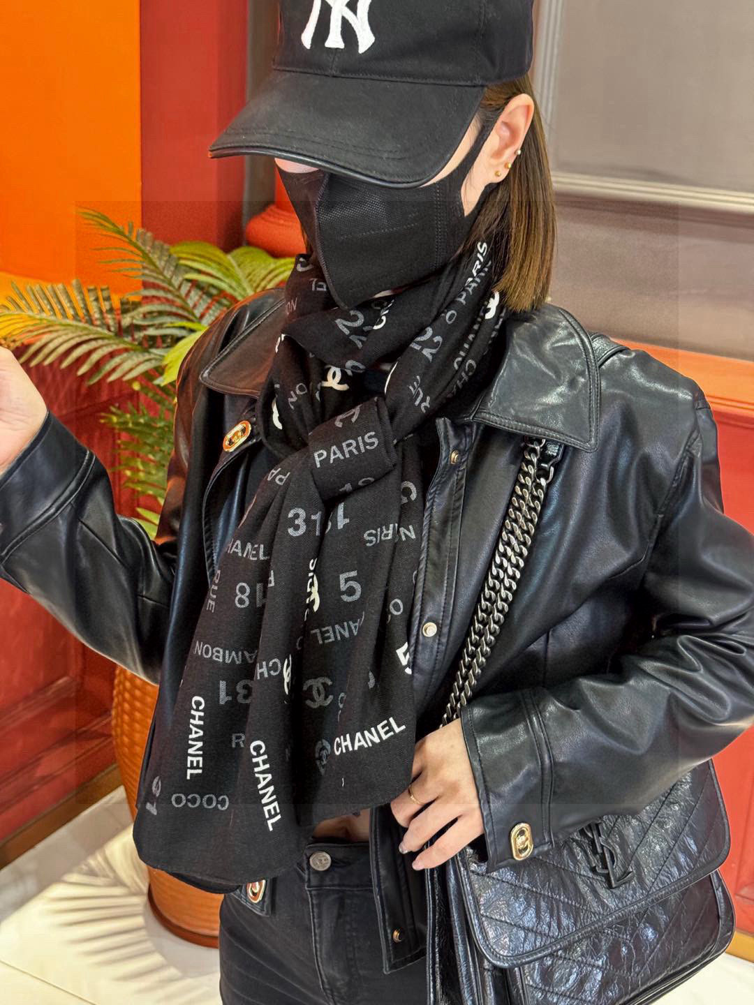   上新❤️
【Chanel】 
经典茶花优雅Coco风，Chanel最新菱格丝绒大方巾~气质到骨子里，
