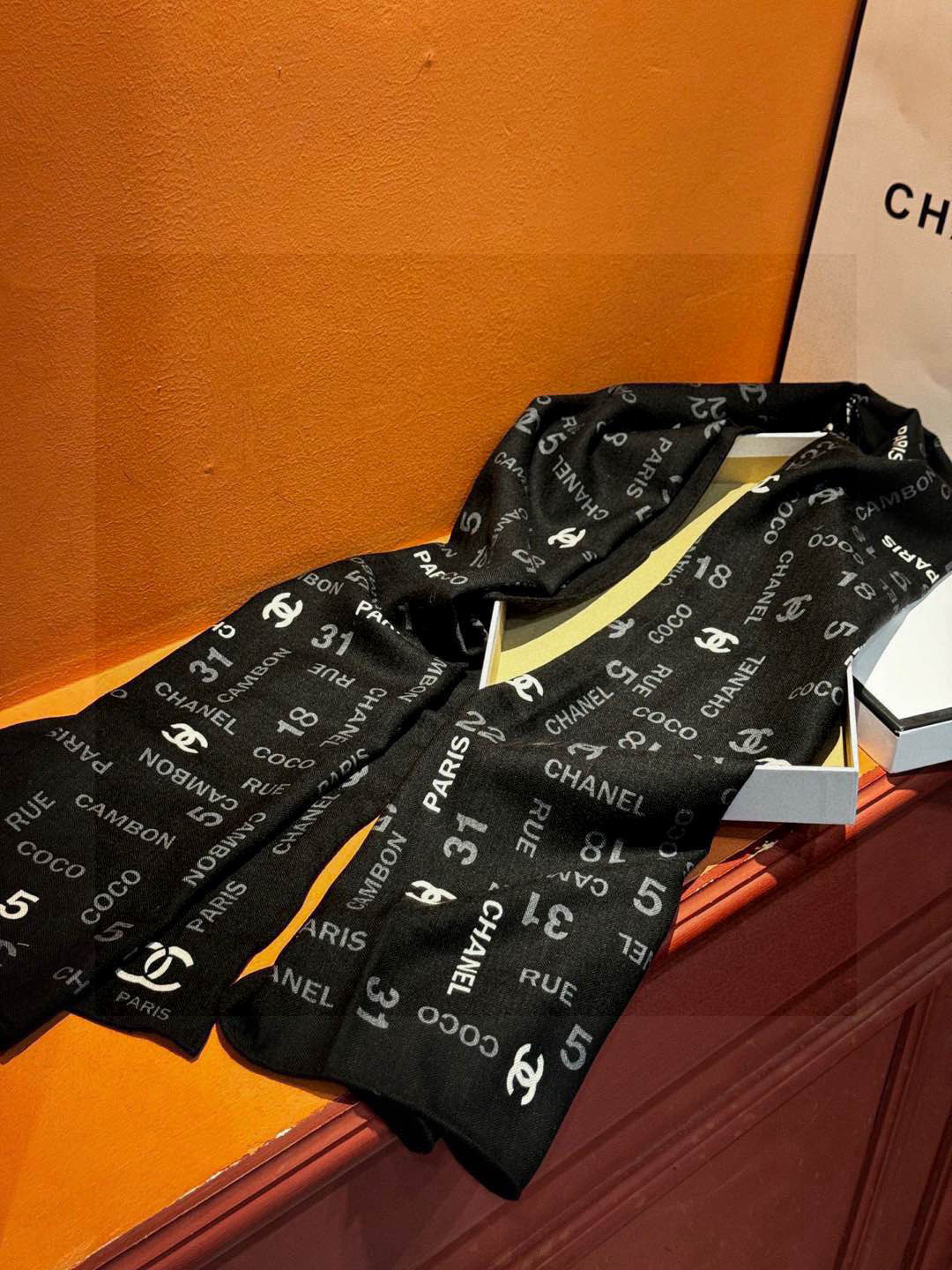   上新❤️
【Chanel】 
经典茶花优雅Coco风，Chanel最新菱格丝绒大方巾~气质到骨子里，