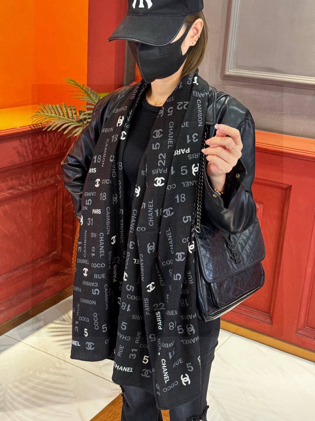   上新❤️
【Chanel】 
经典茶花优雅Coco风，Chanel最新菱格丝绒大方巾~气质到骨子里，