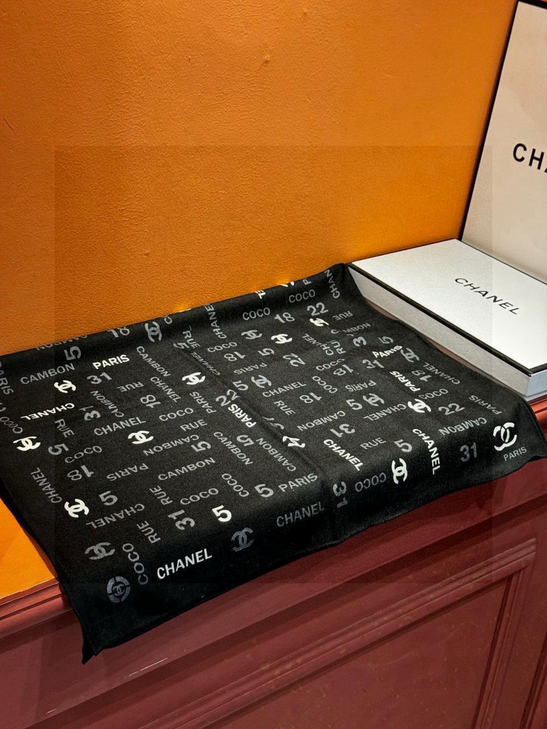   上新❤️
【Chanel】 
经典茶花优雅Coco风，Chanel最新菱格丝绒大方巾~气质到骨子里，