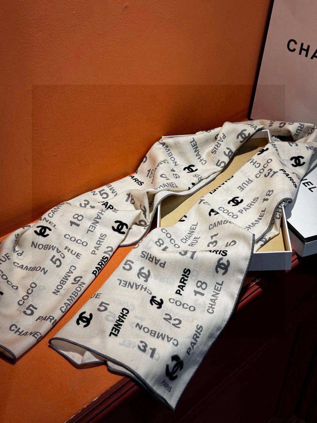   上新❤️
【Chanel】 
经典茶花优雅Coco风，Chanel最新菱格丝绒大方巾~气质到骨子里，