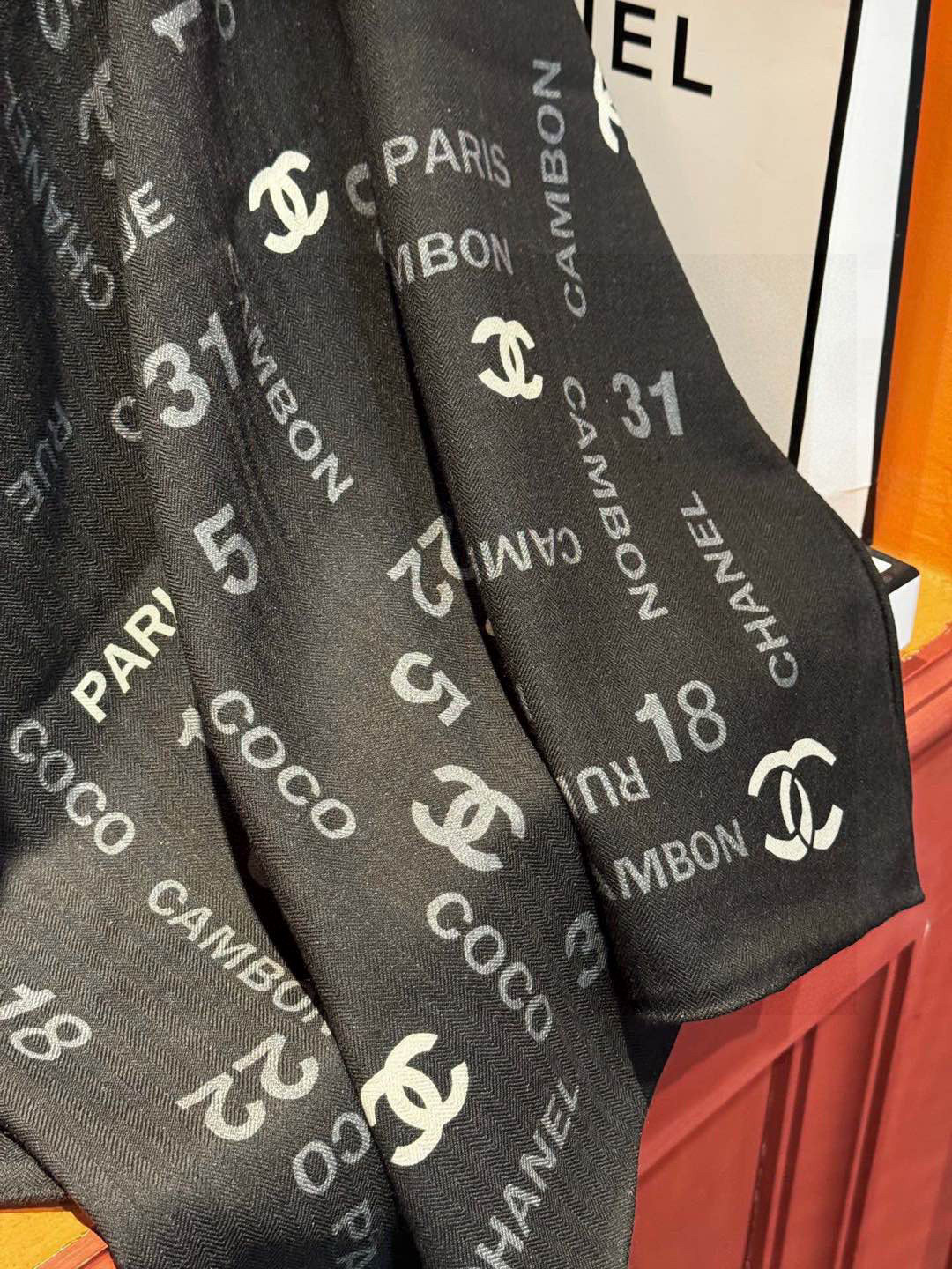【升级双面同色 加密面料】 上新❤️ 
140*140台版印花  黑白二色 
 高级都市新贵！山茶花的再