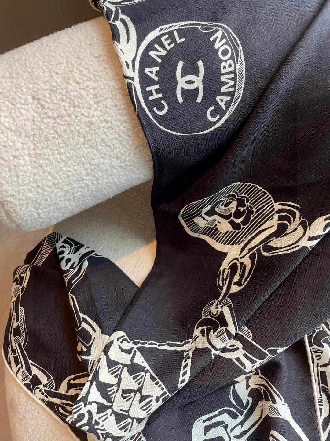  CHANEL（香奈儿）
套用汪曾祺《人间草木》里的一句话：在黑白里温柔地爱彩色，在彩色里朝圣黑白。
所