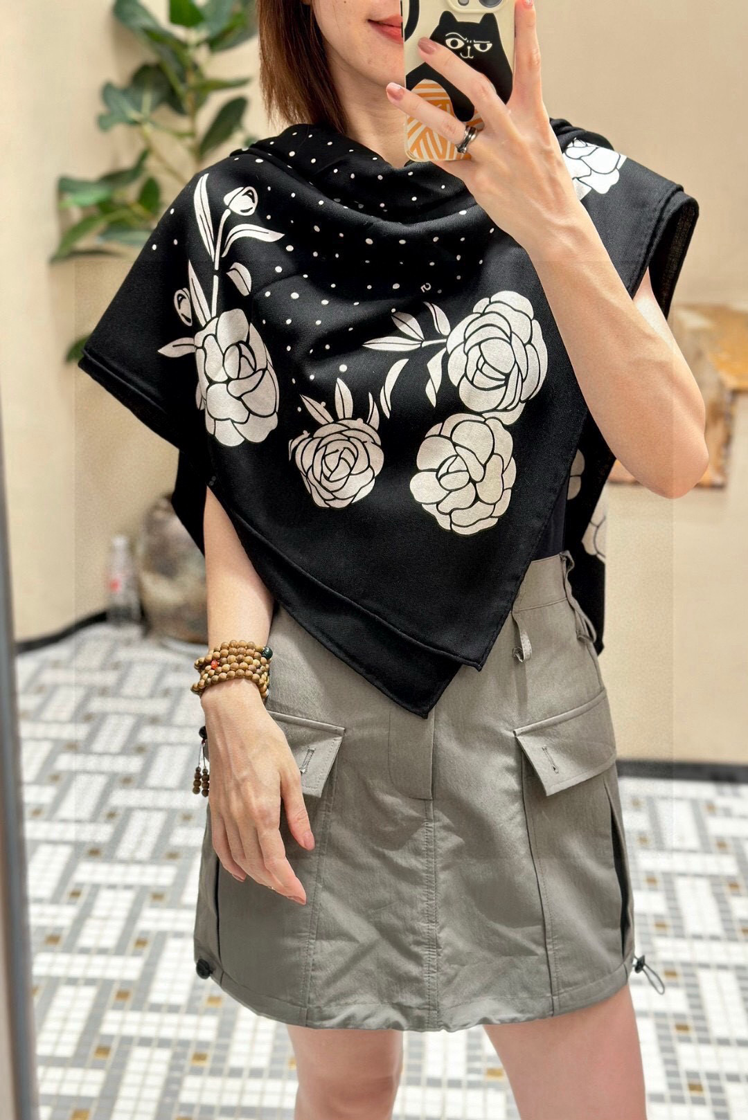 💟上新 ❤️ 

𝐂𝐡𝐚𝐧𝐞𝐥 •  ℕ𝕖𝕨《小香山茶花系列单品集》 黑色
Size：140*140cm