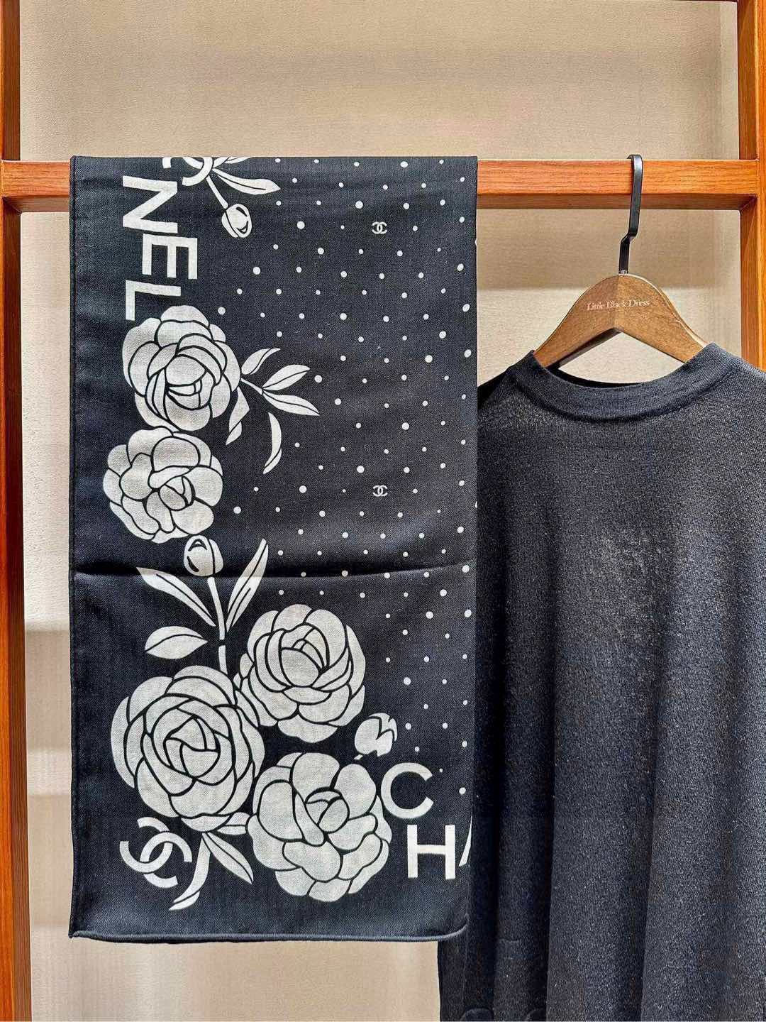 💟上新 ❤️ 

𝐂𝐡𝐚𝐧𝐞𝐥 •  ℕ𝕖𝕨《小香山茶花系列单品集》 黑色
Size：140*140cm